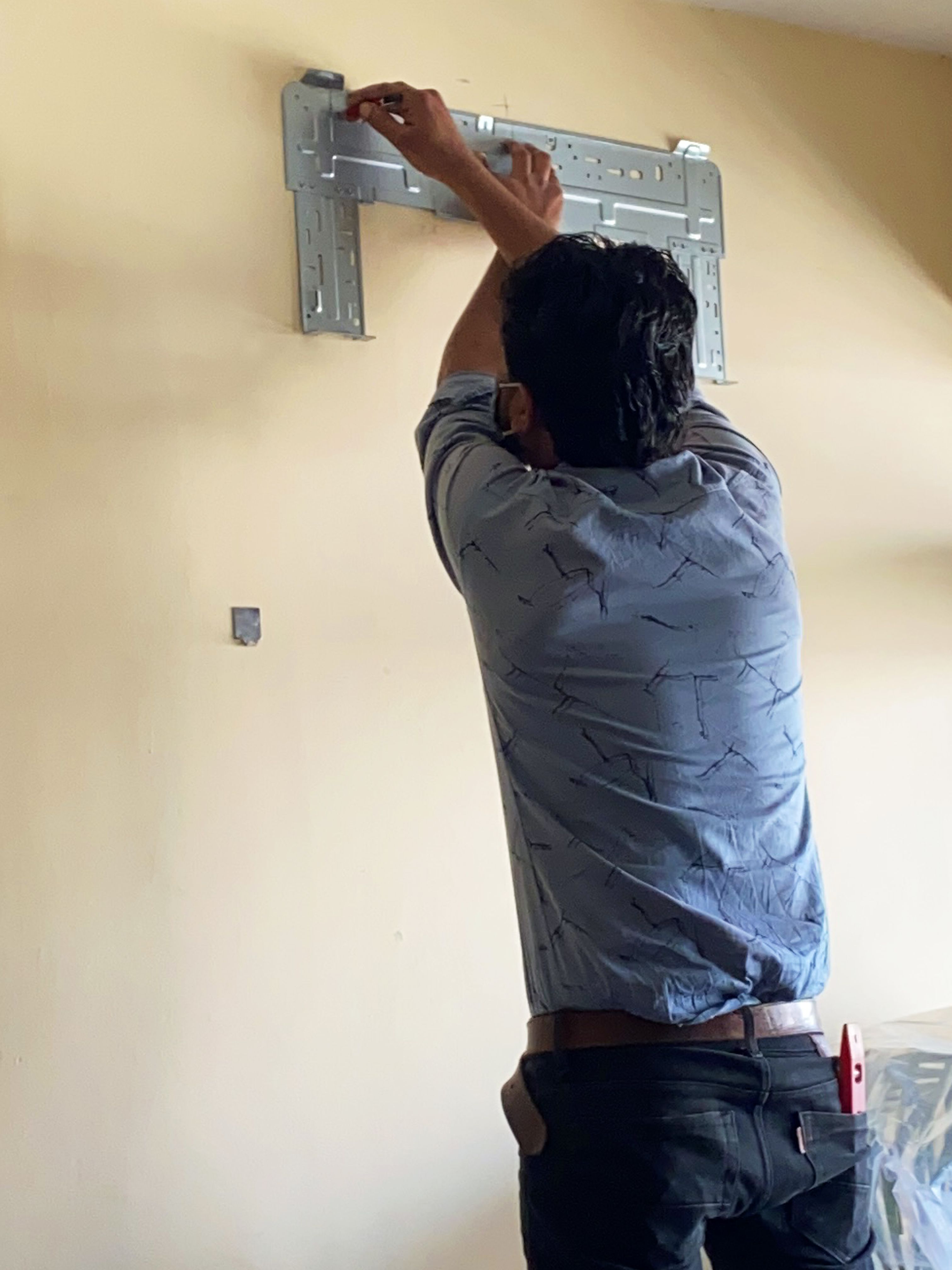 installing-tv-bracket