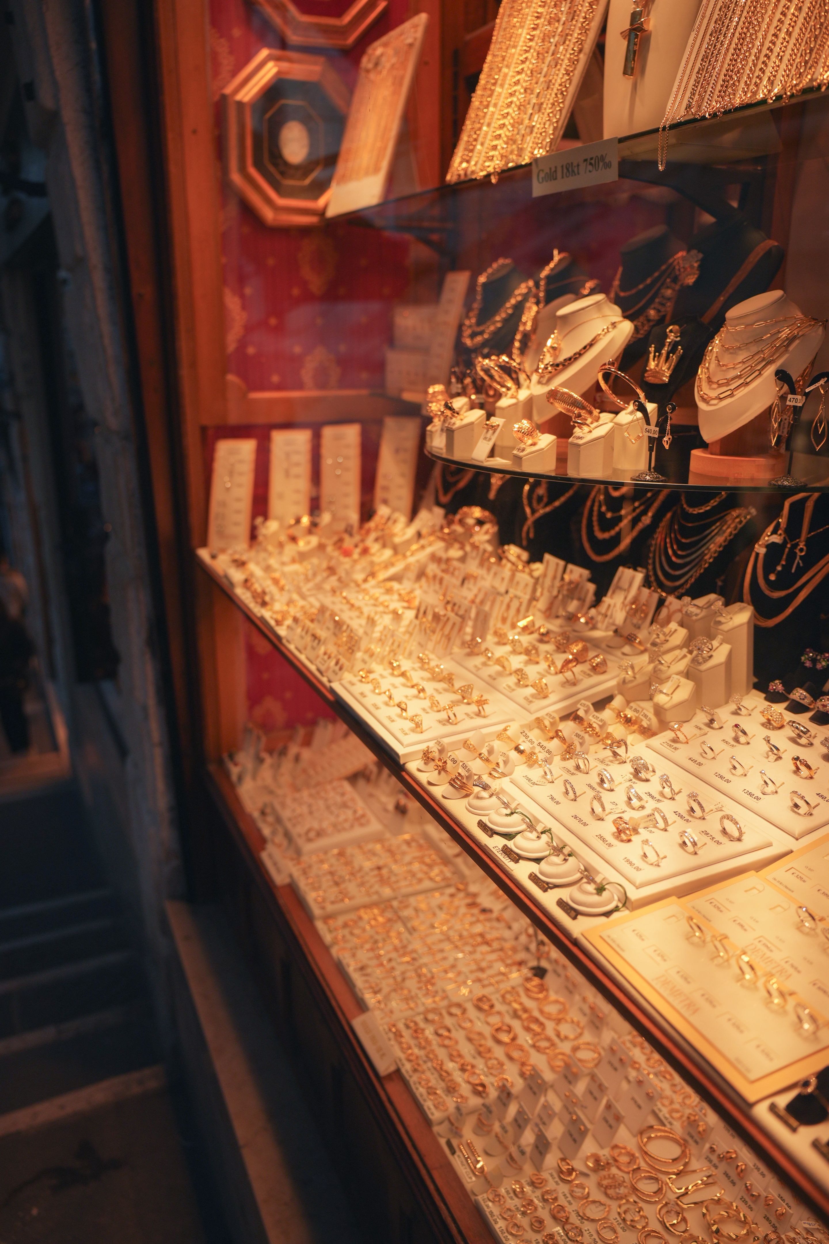 vintage jewelry shop