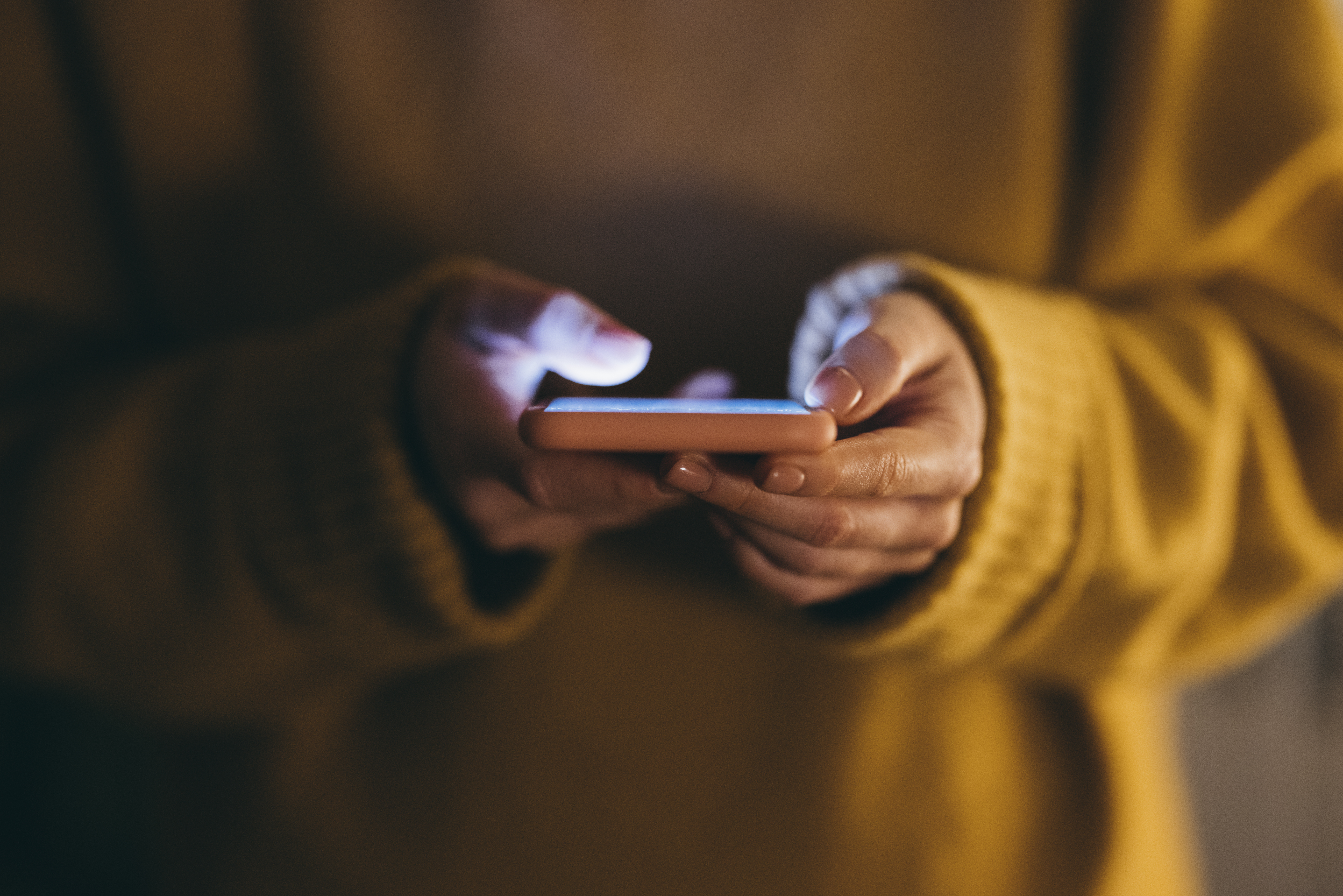 Femme anonyme utilisant un chandail retenant son smartphone