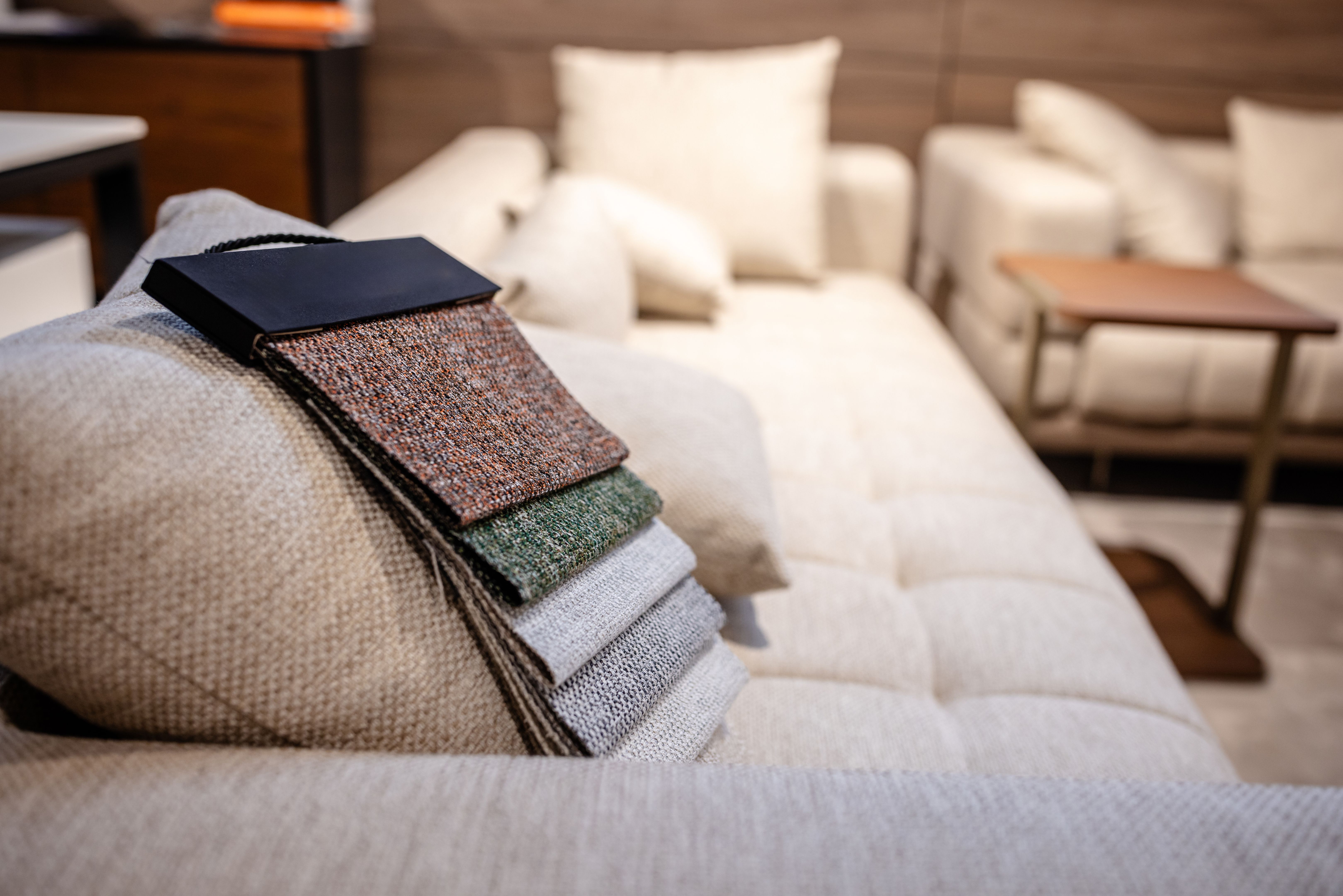 Diverses textures et couleurs de tissus pour l’aménagement de la maison