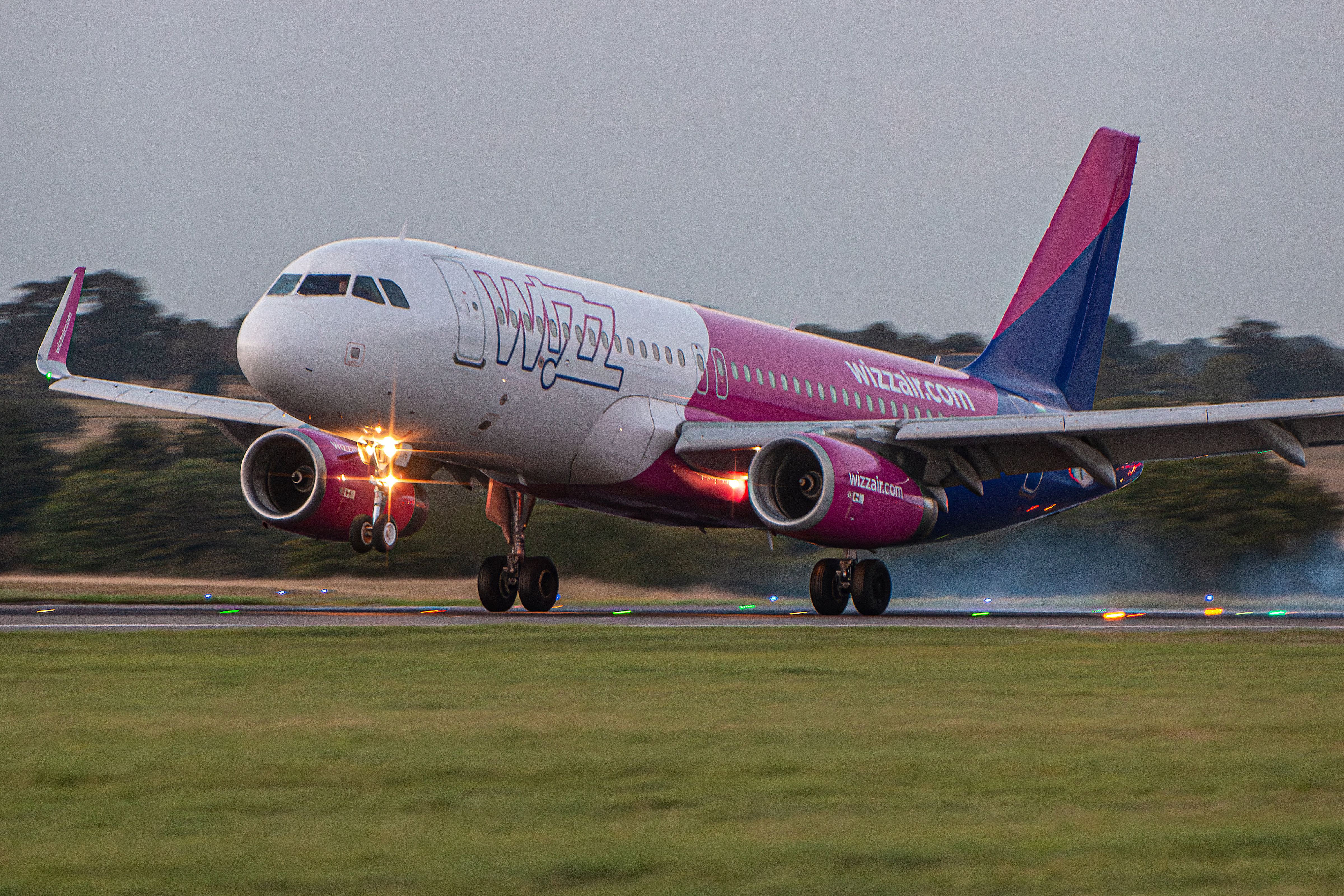 La aerolínea húngara de bajo coste Wizzair aterriza en el aeropuerto de Londres Luton.