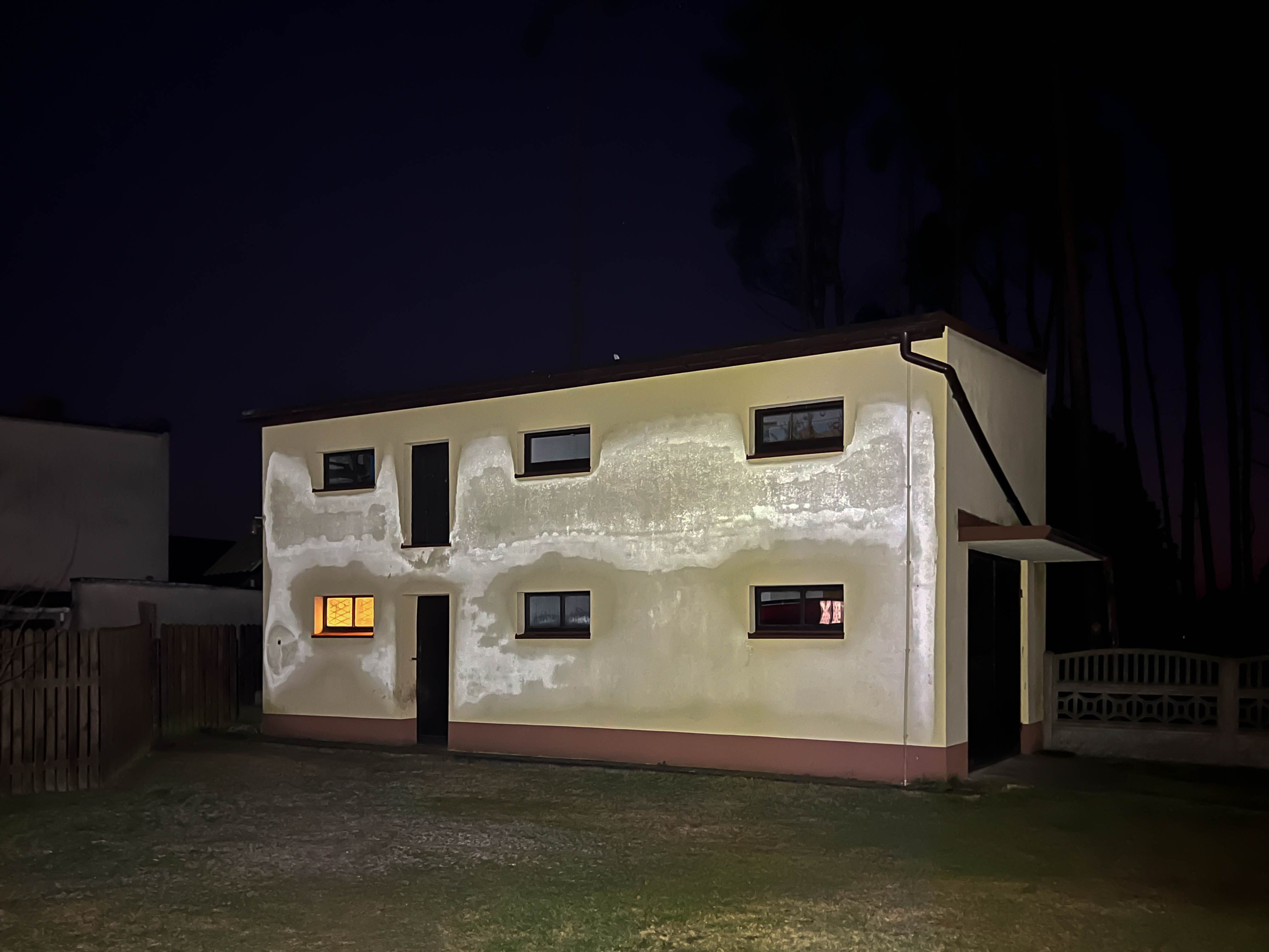 garage door discoloration