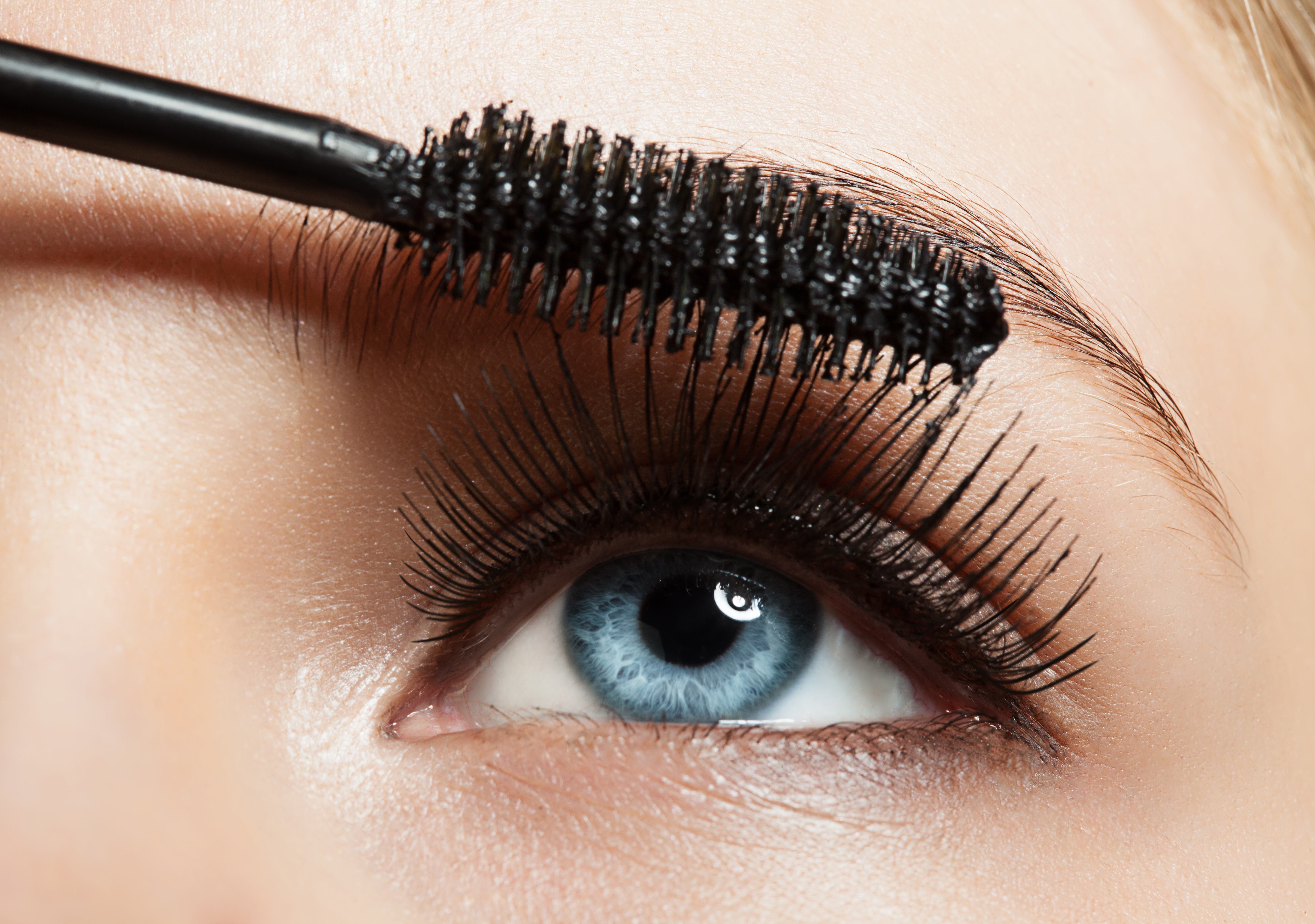 Make-up blue eye with long lashes with black mascara Make-up blue eye with long lashes with black mascara