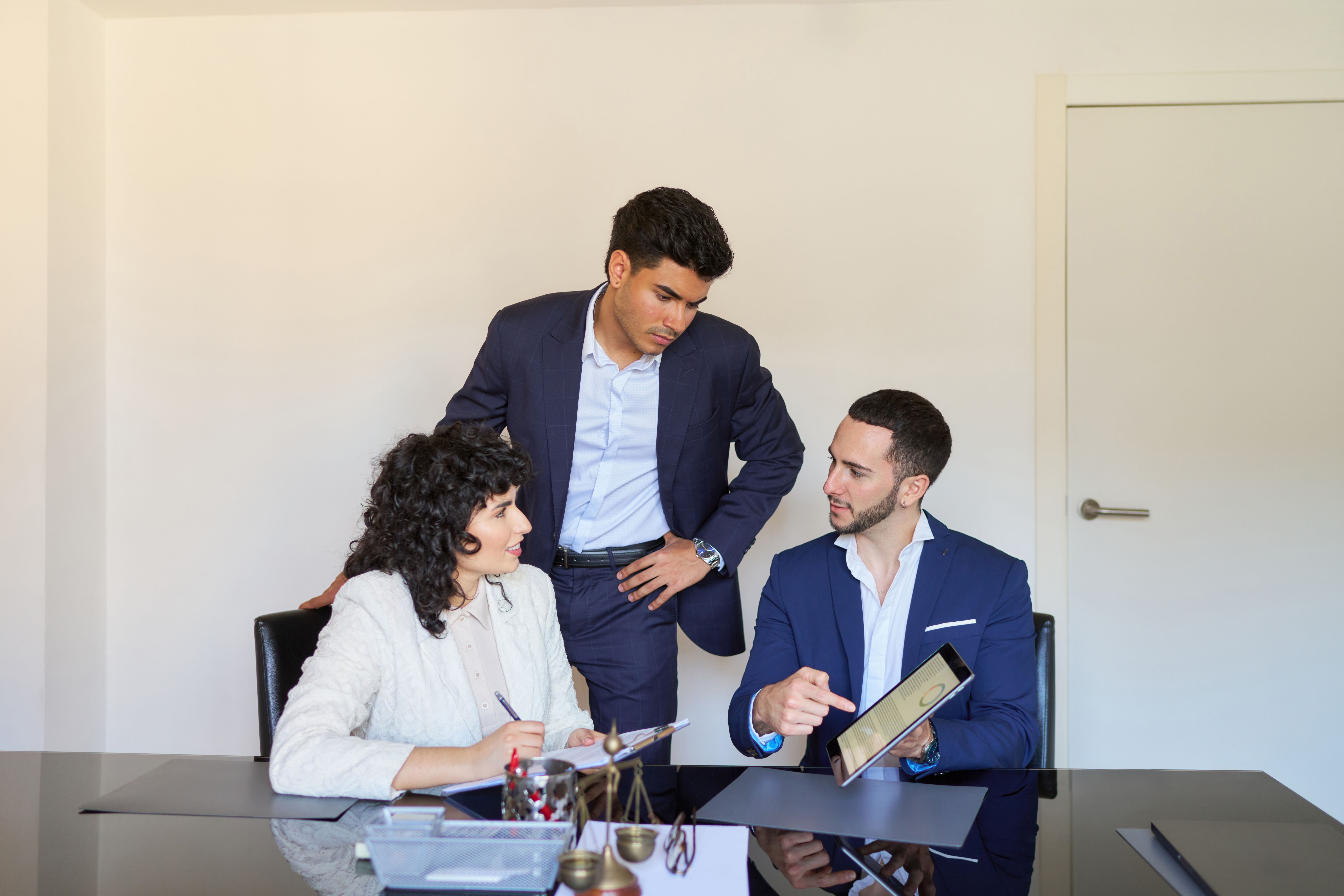 discusion grupo abogados