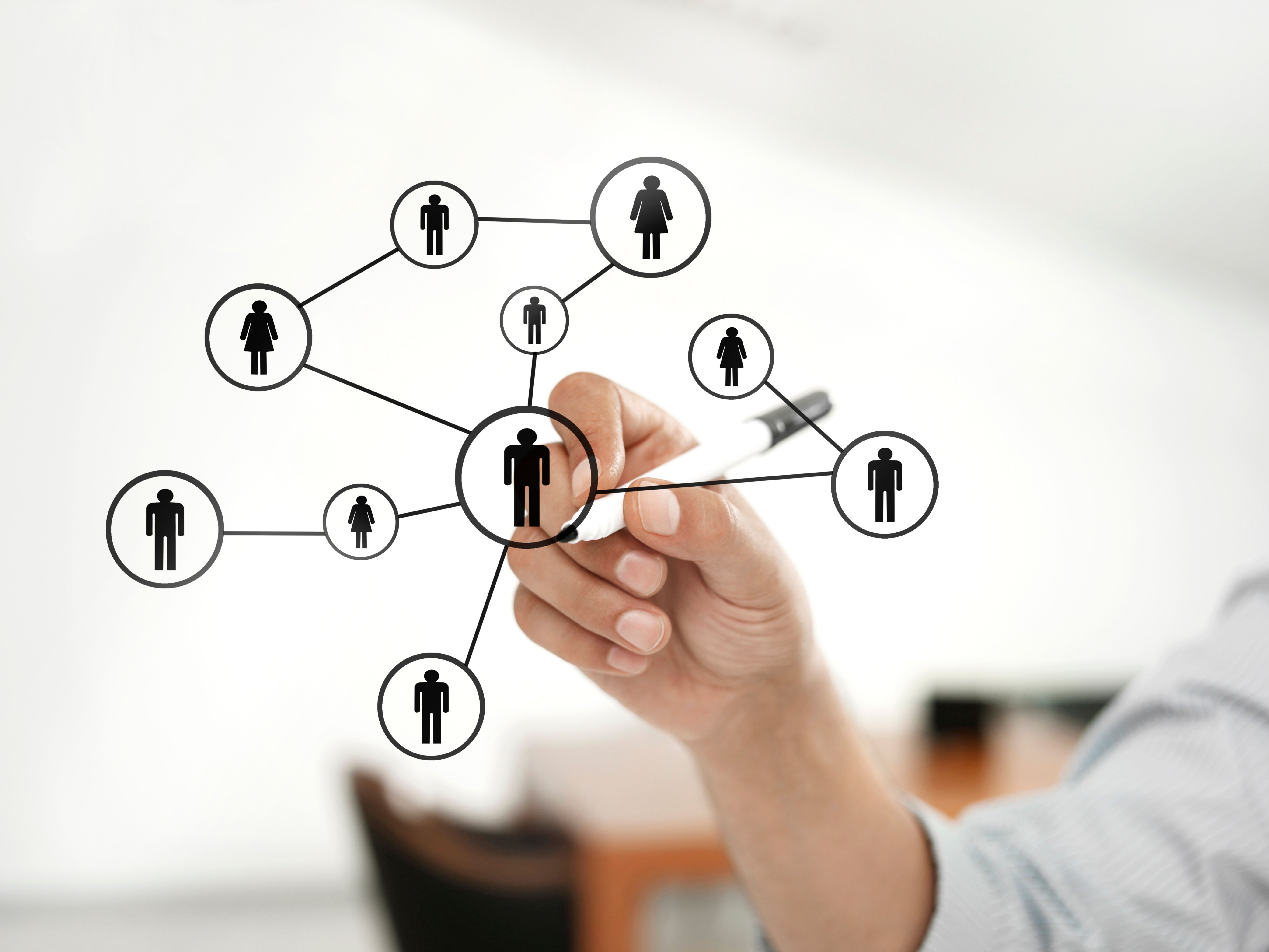 Hombre de negocios trabajando en la tabla de su equipo