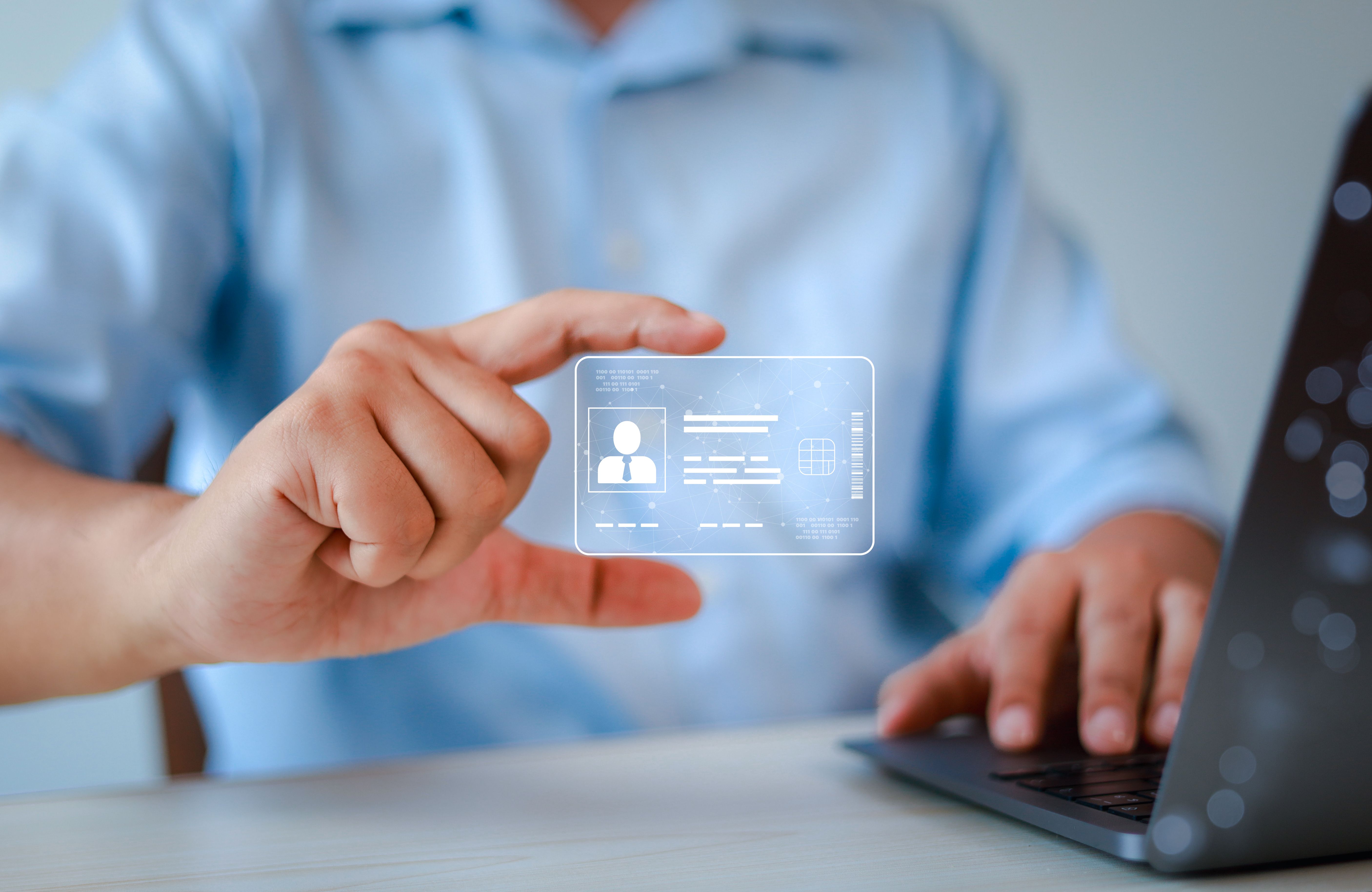 Primer plano de un hombre sosteniendo una tarjeta de identificación. Concepto de tecnología e innovación. Cédula de identidad digital.