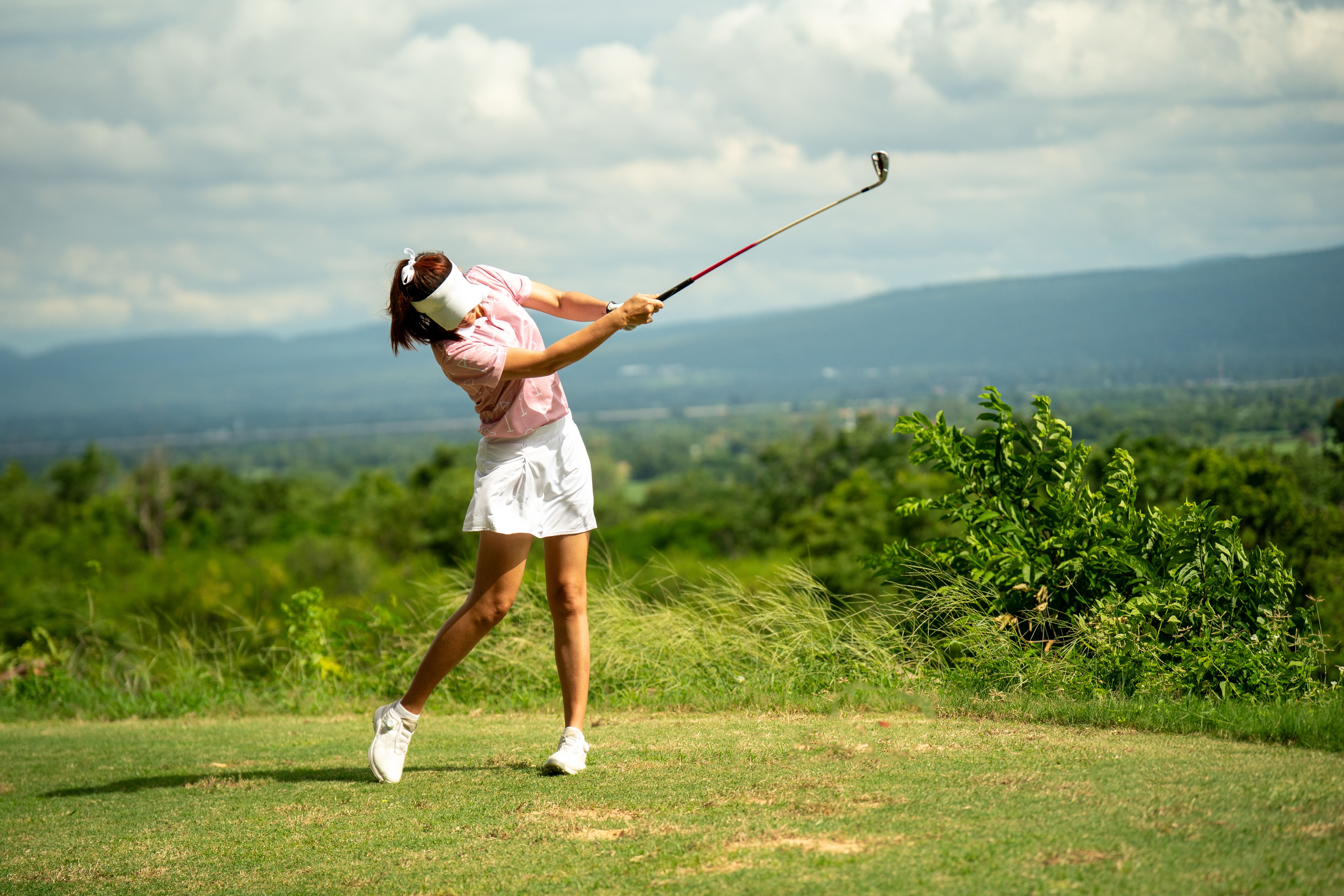 golfer practicing