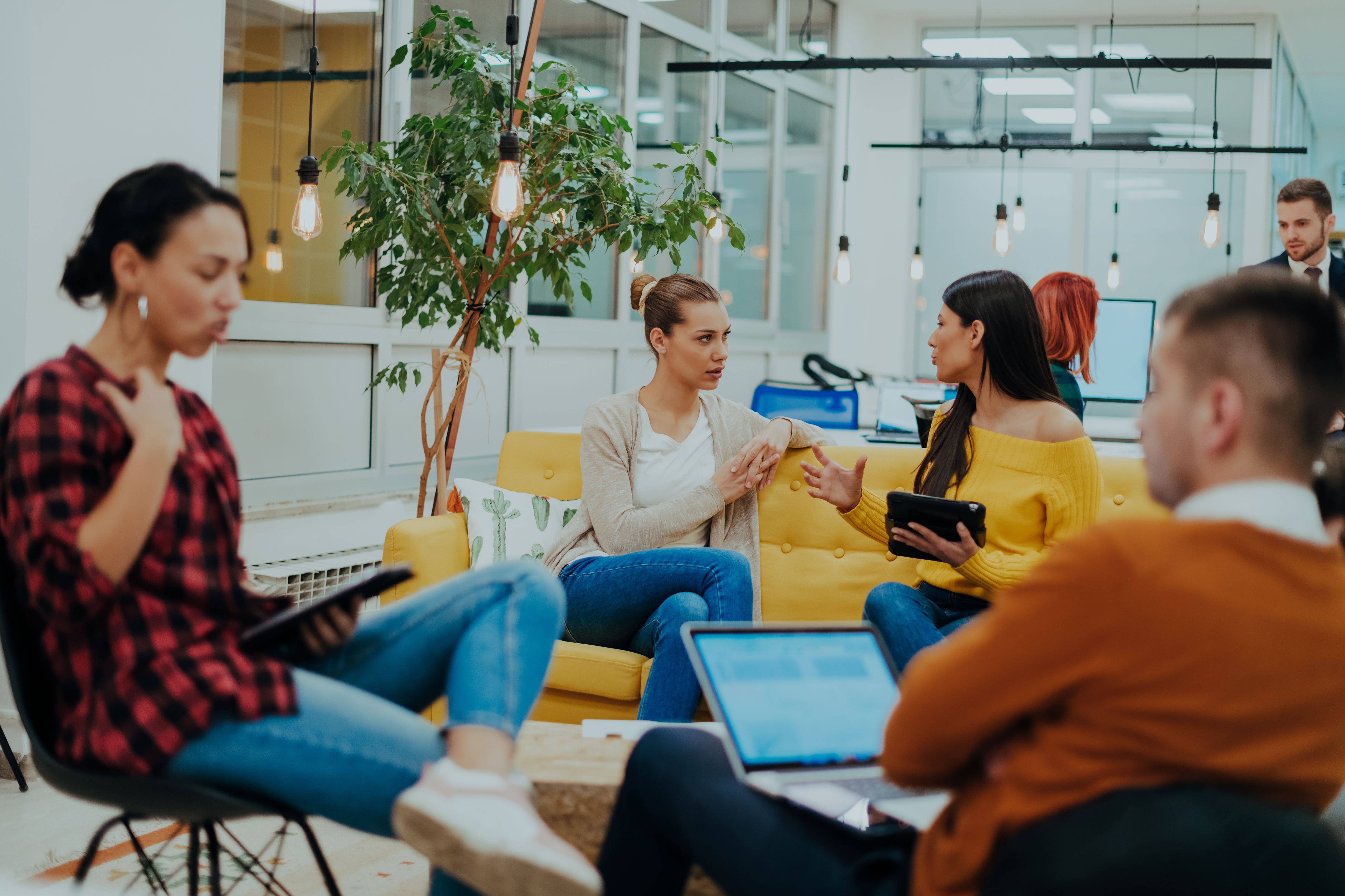 Grupo multiétnico de empleados que trabajan en una empresa de marketing. Un grupo de colegas está trabajando en un proyecto en oficinas modernas