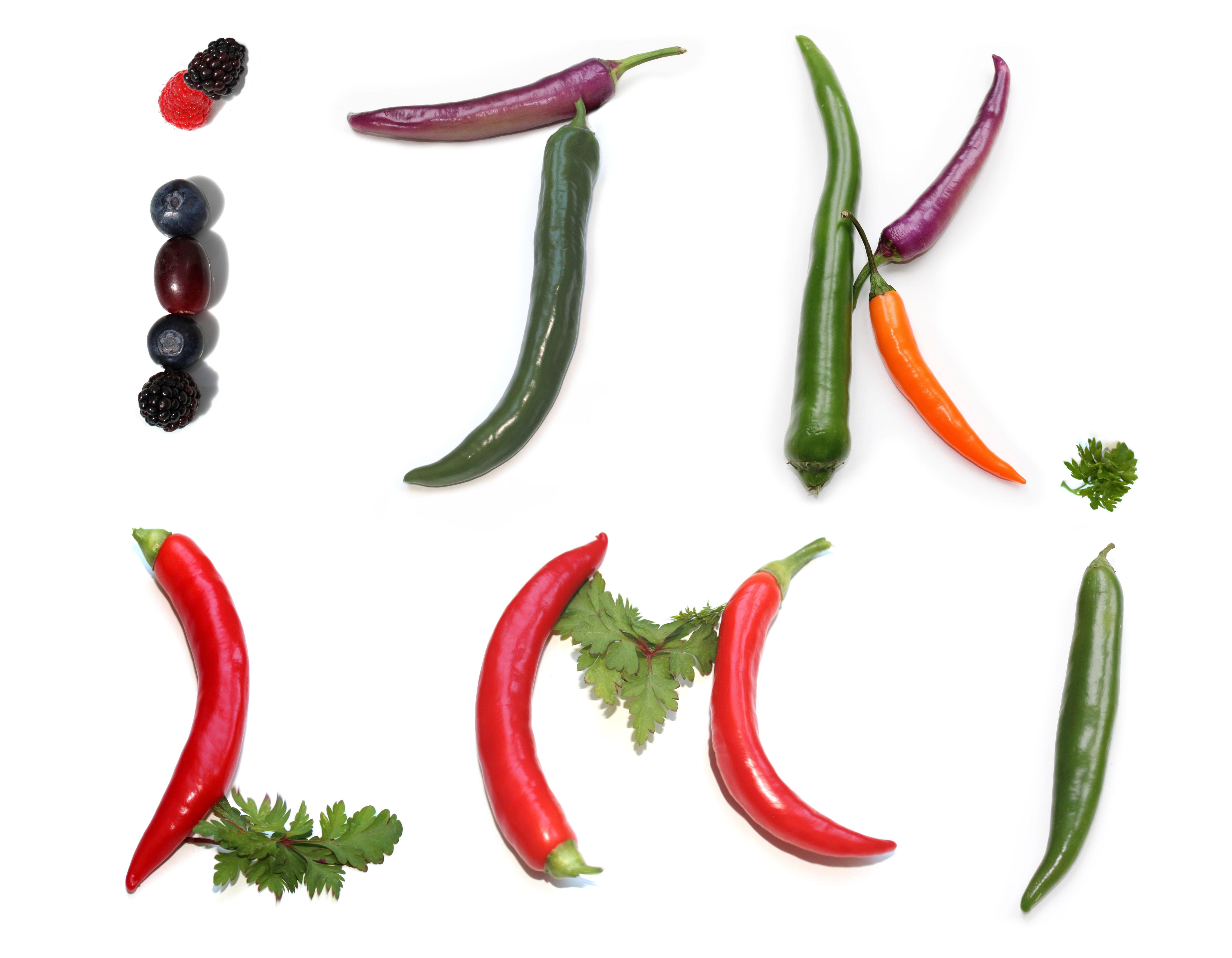 ensemble de légumes fruits J K L M I i i í avec des marques d’accent espagnol tilde d’orange, rouge, vert, violet légume, fruits, piments et baies