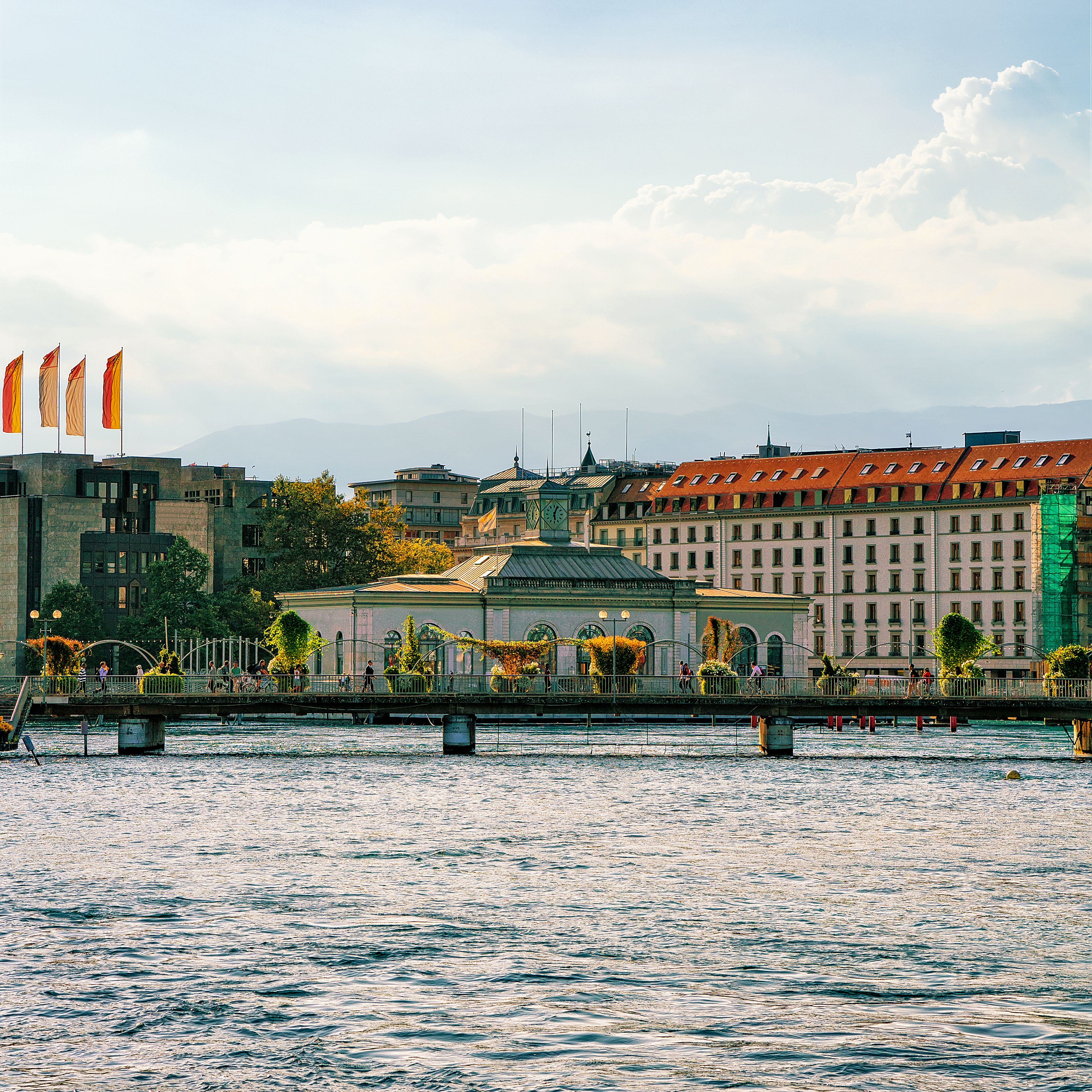 Pont de la Machine surplombant le lac de Genève Lake Pont de la Machine surplombant le lac de Genève Lake