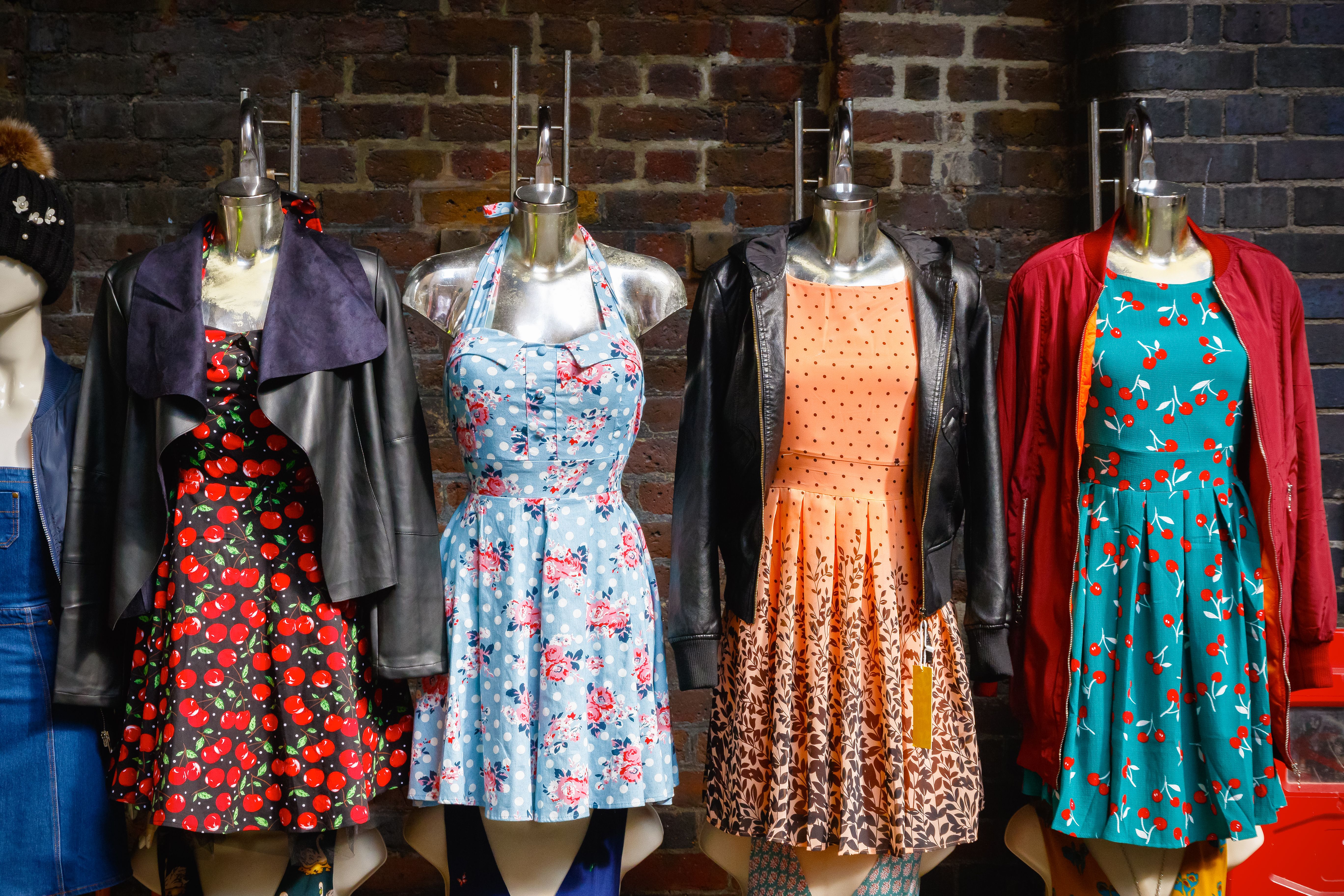 Vestidos de verão das mulheres em exposição no mercado de Camden Vestidos de verão das mulheres em exposição no mercado de Camden