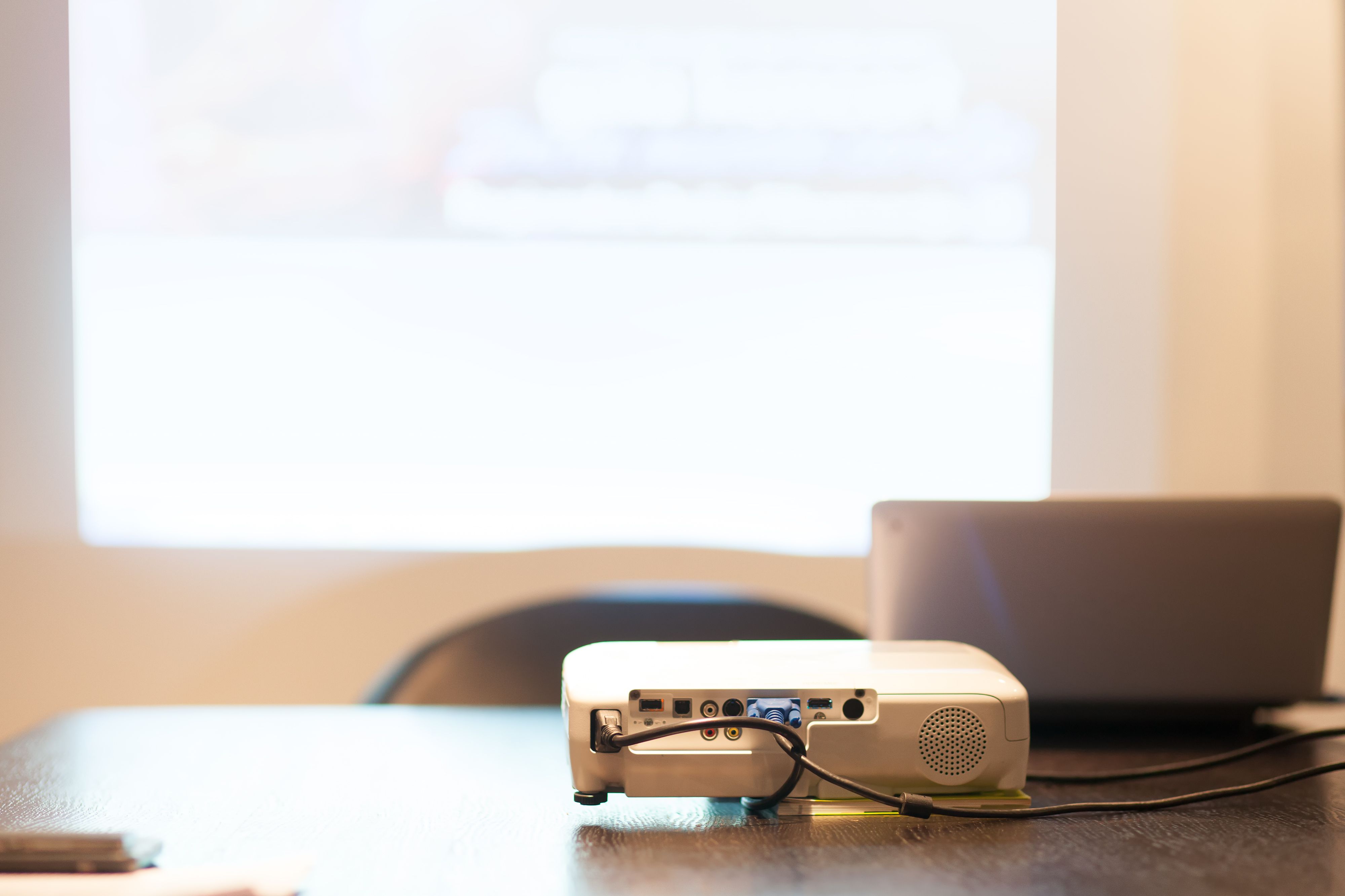 connecting projector cables