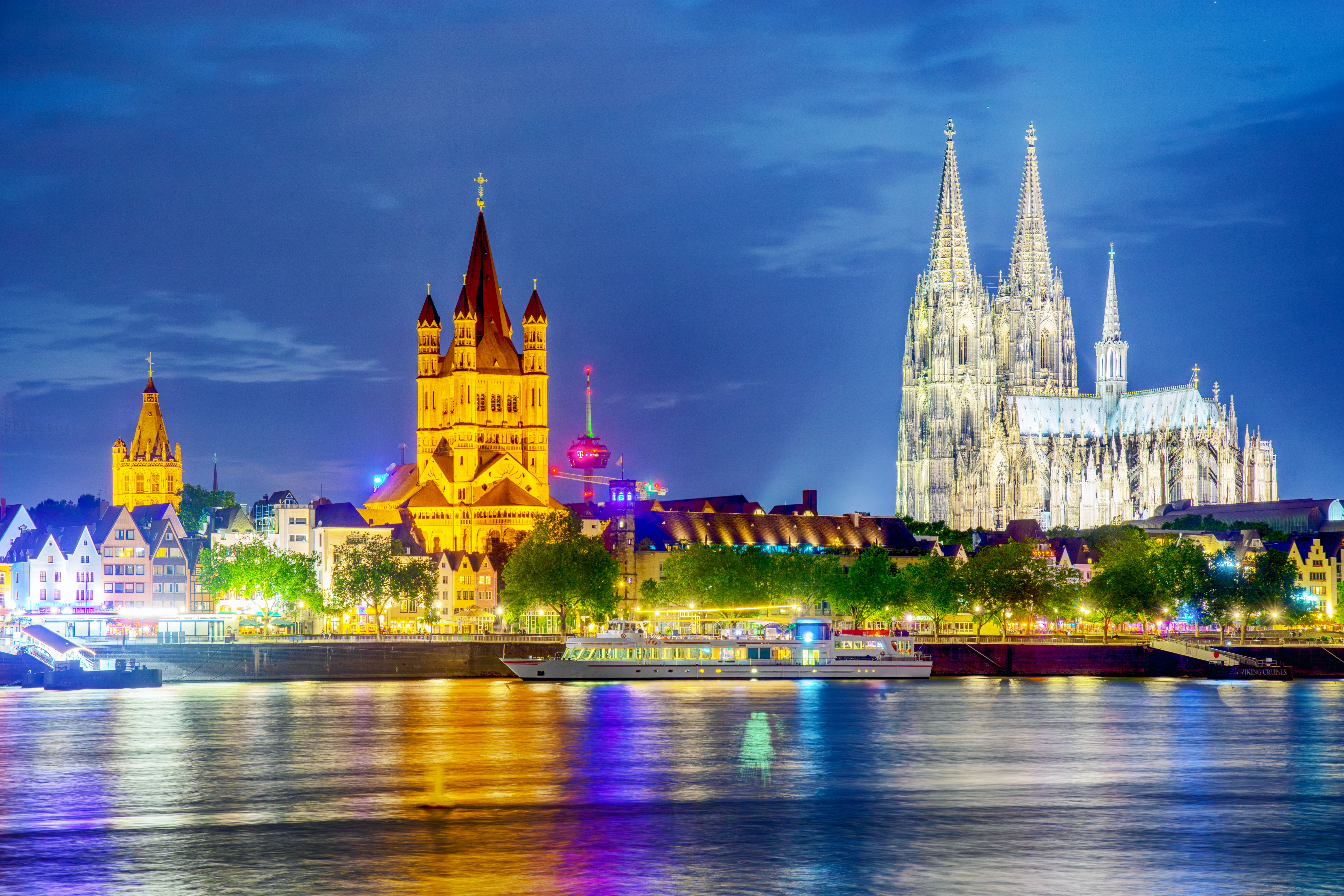 Cologne night stroll