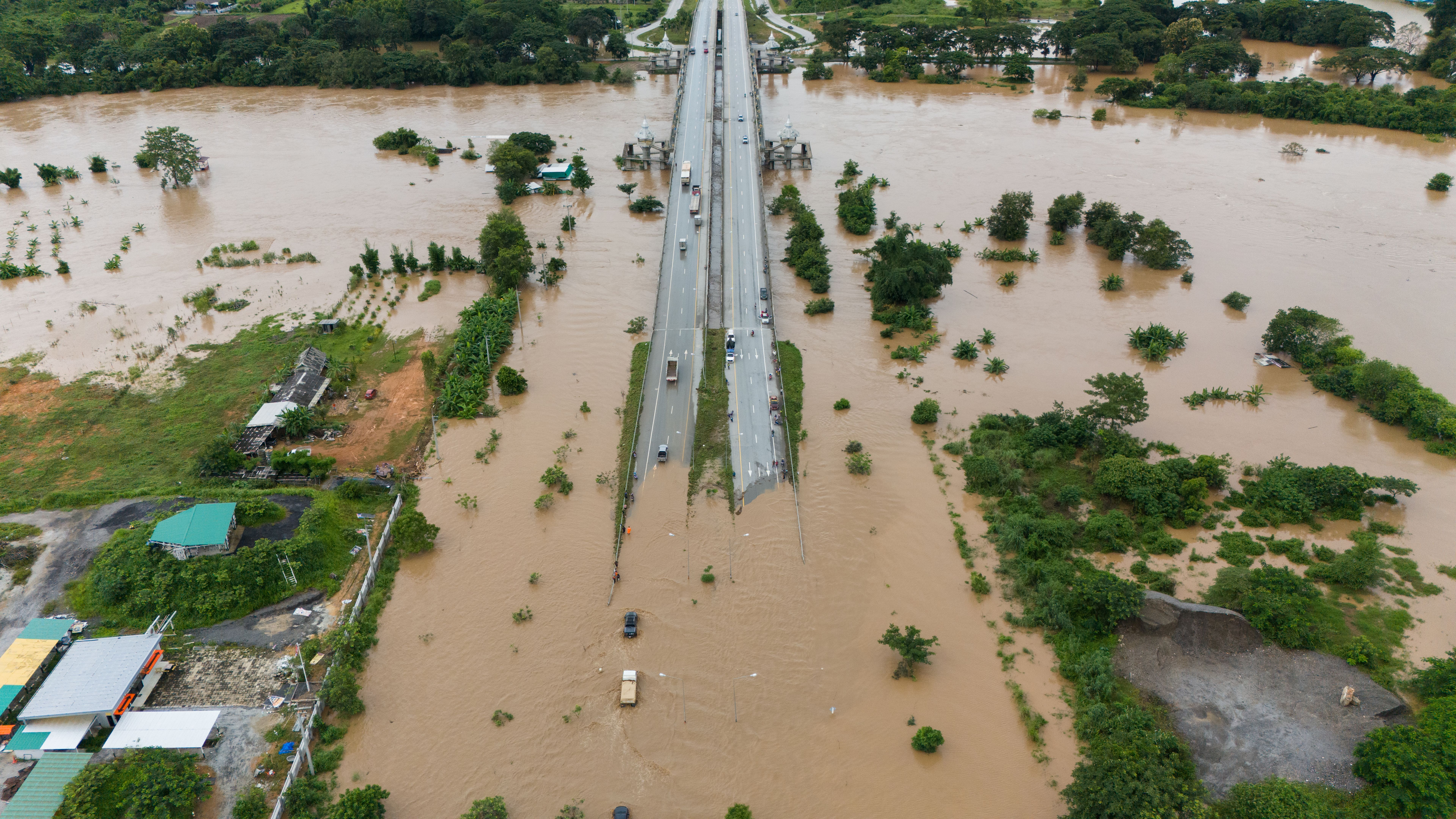 Vista aérea del centro de Chiang Rai inundado por el río Kok después de fuertes lluvias.