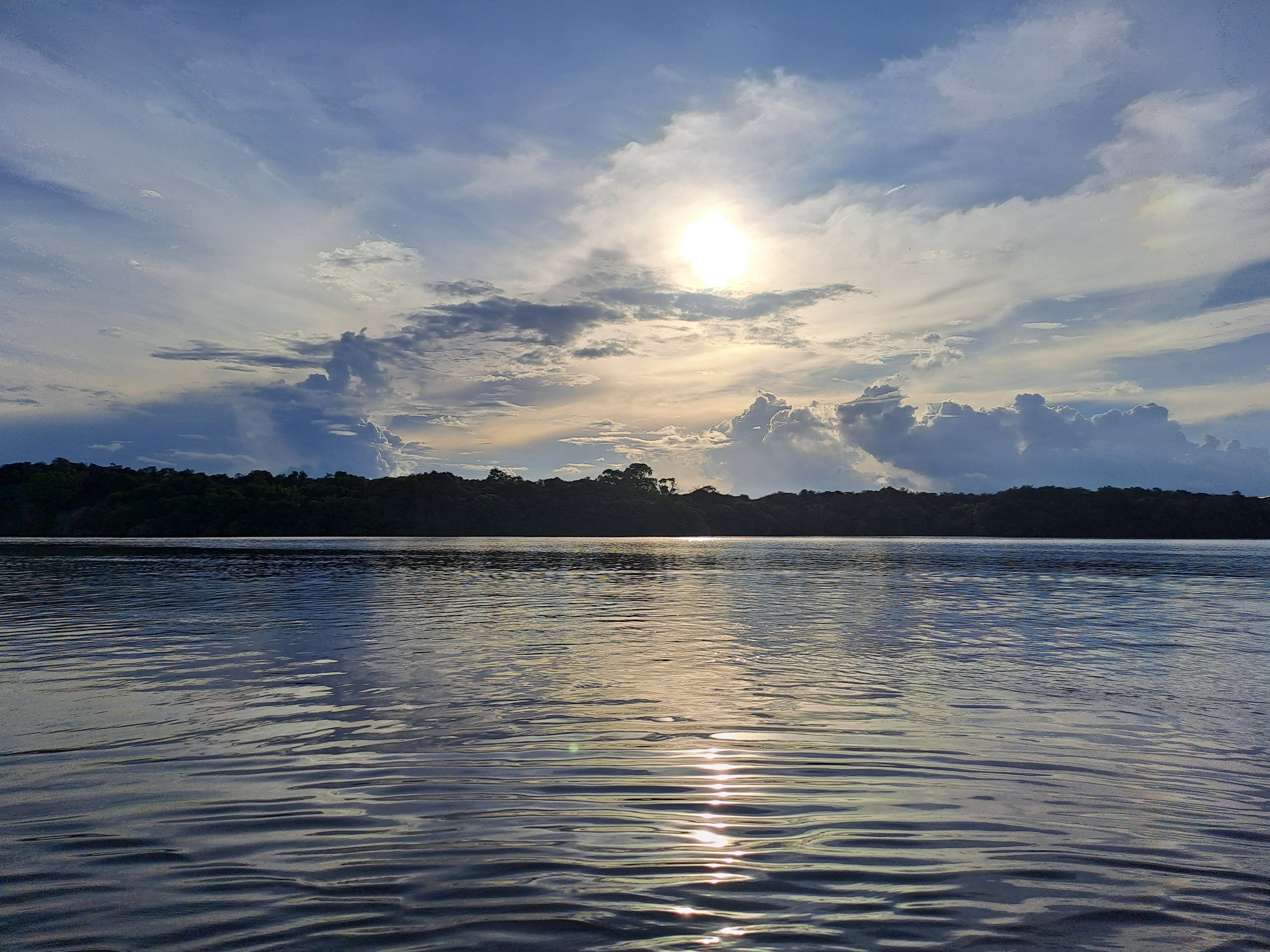 Reflejos de la Amazonía: Atardecer en el río Juma, Brasil