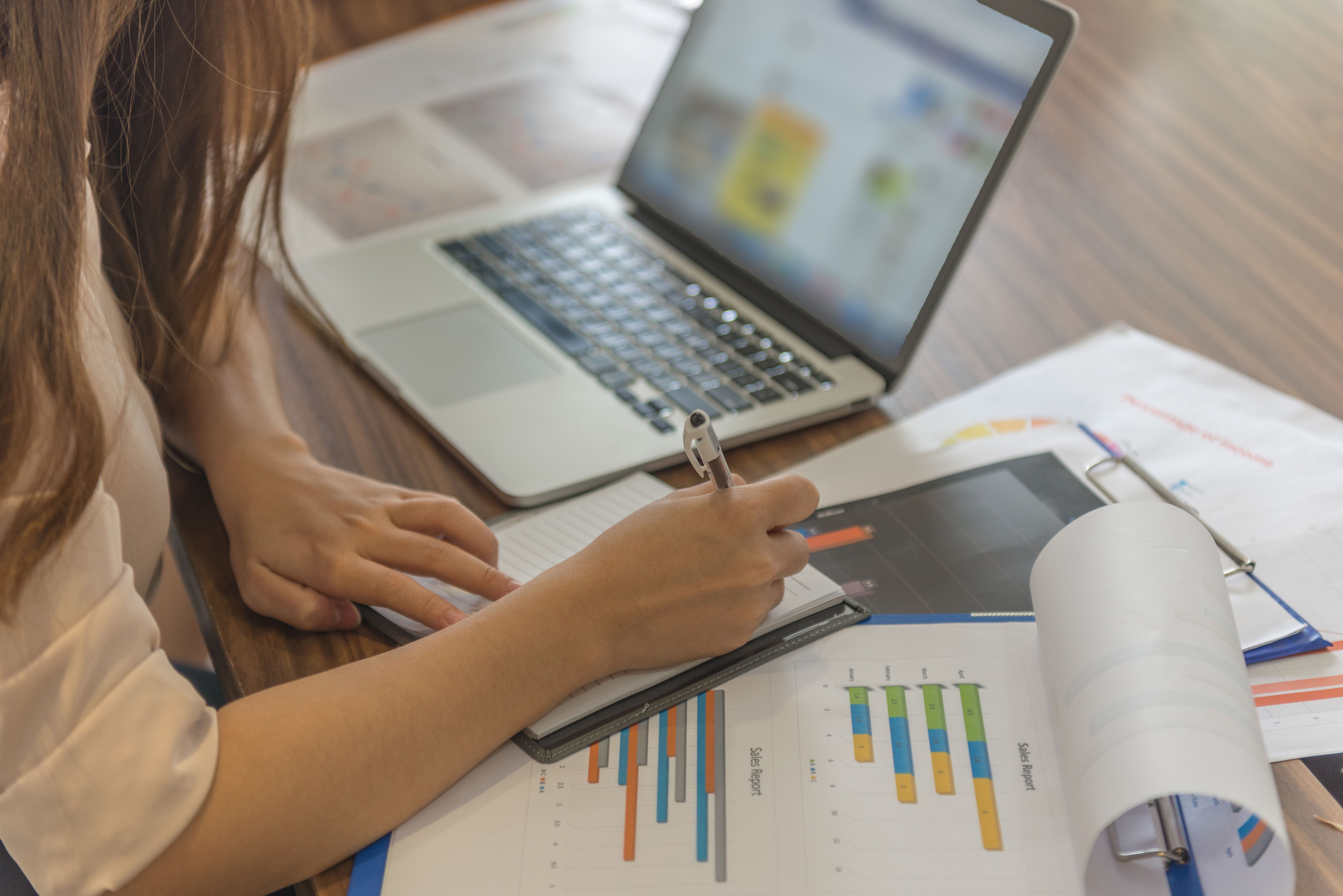 Primer plano de la mano de una empresaria escribiendo notas en su oficina Primer plano de la mano de una empresaria escribiendo notas en su oficina