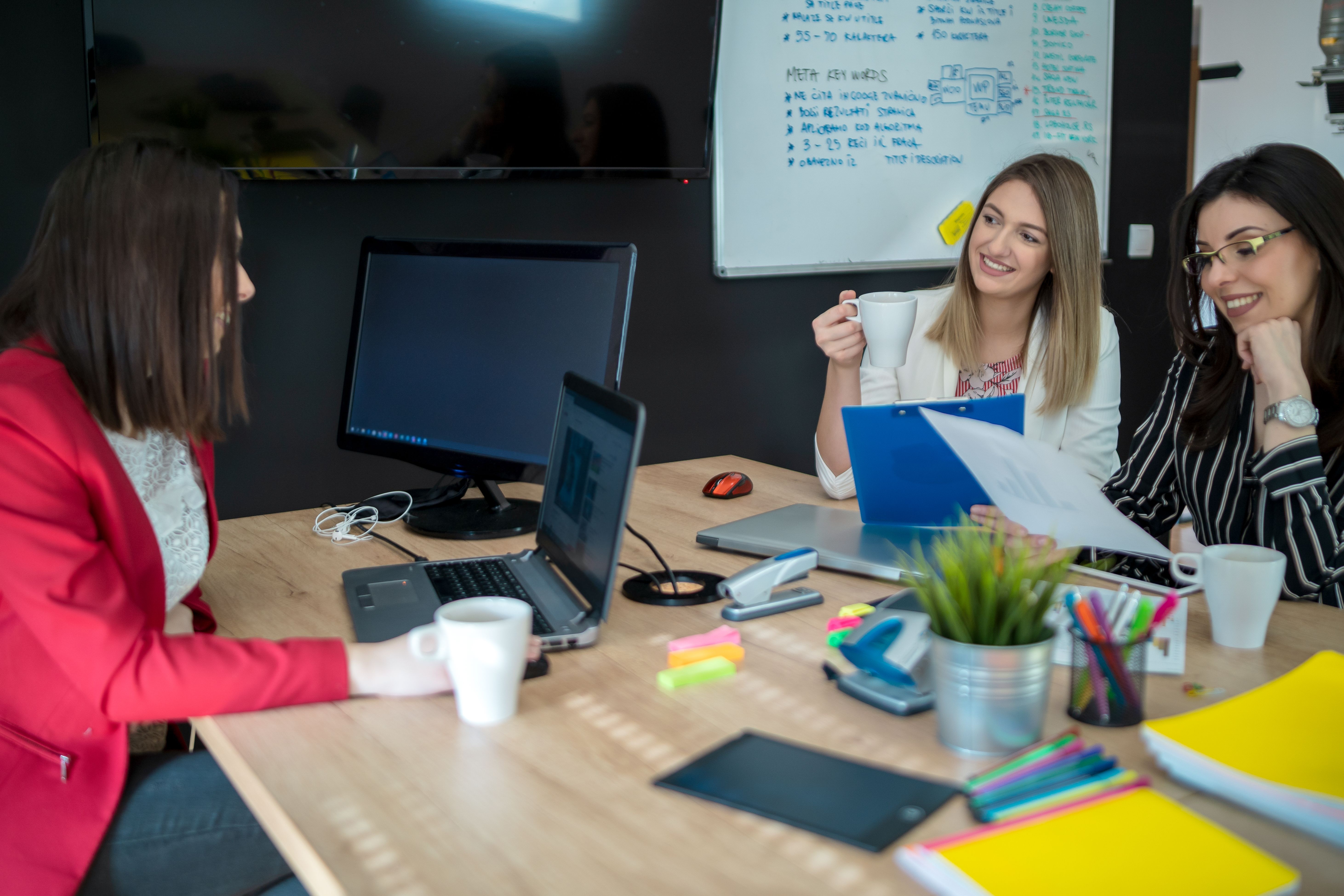 Grupo de empresarios exitosos. Discusión del importante contrato de la empresa. Grupo de empresarios exitosos. Discusión del importante contrato de la empresa.