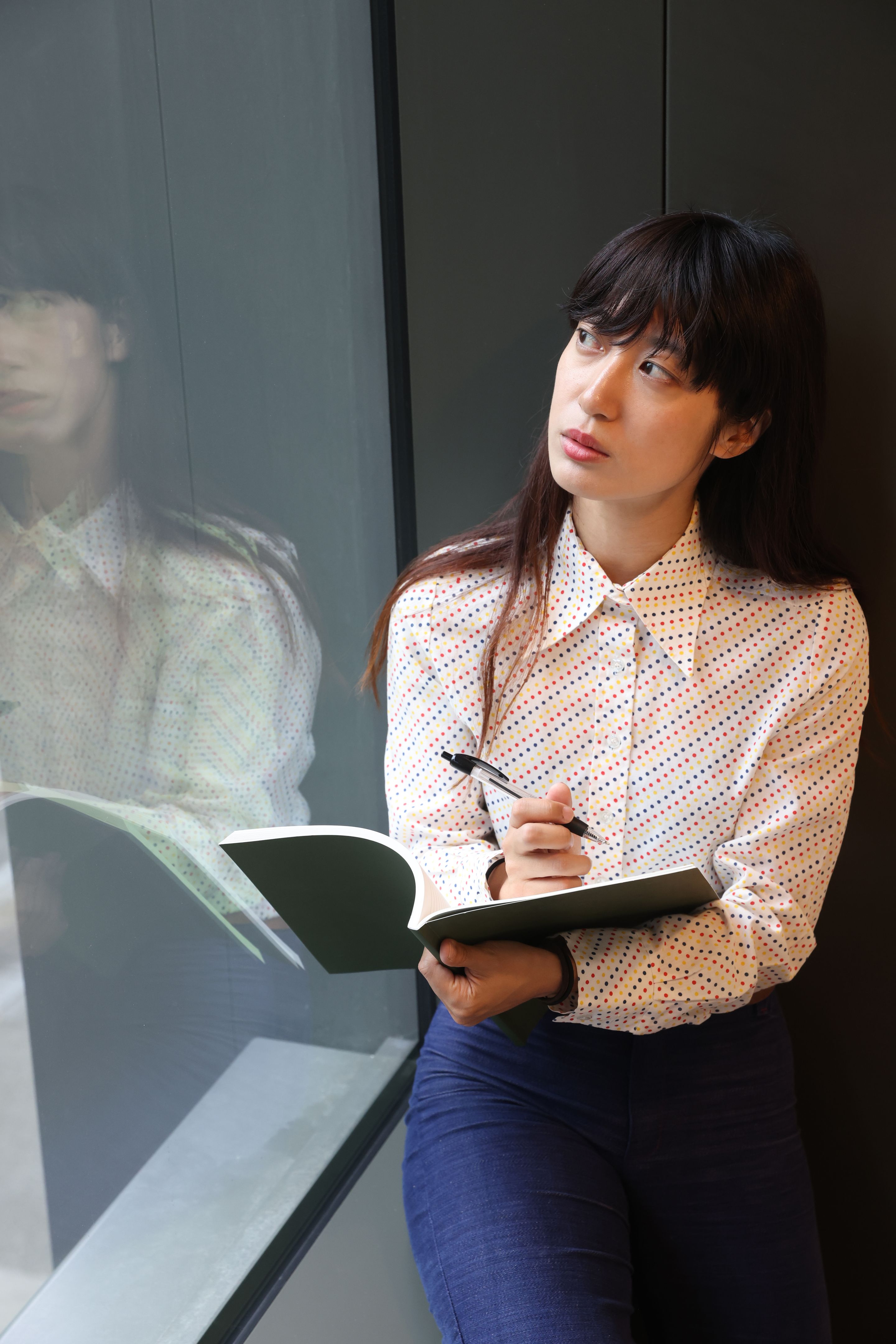 BusinesswomanÊwriting in notebook