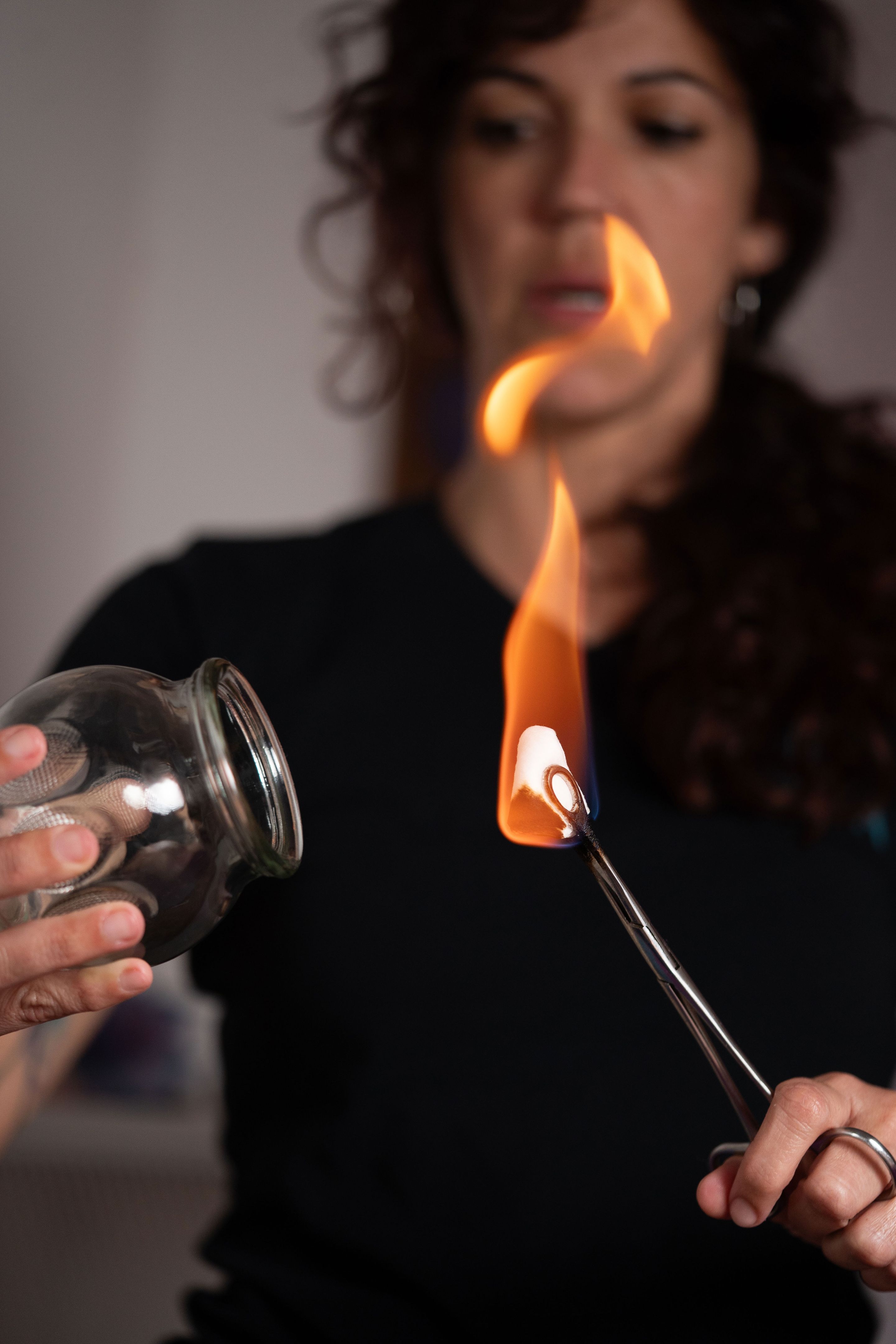 masseuse heating cup of suction cup for application to patient masseuse heating cup of suction cup for application to patient