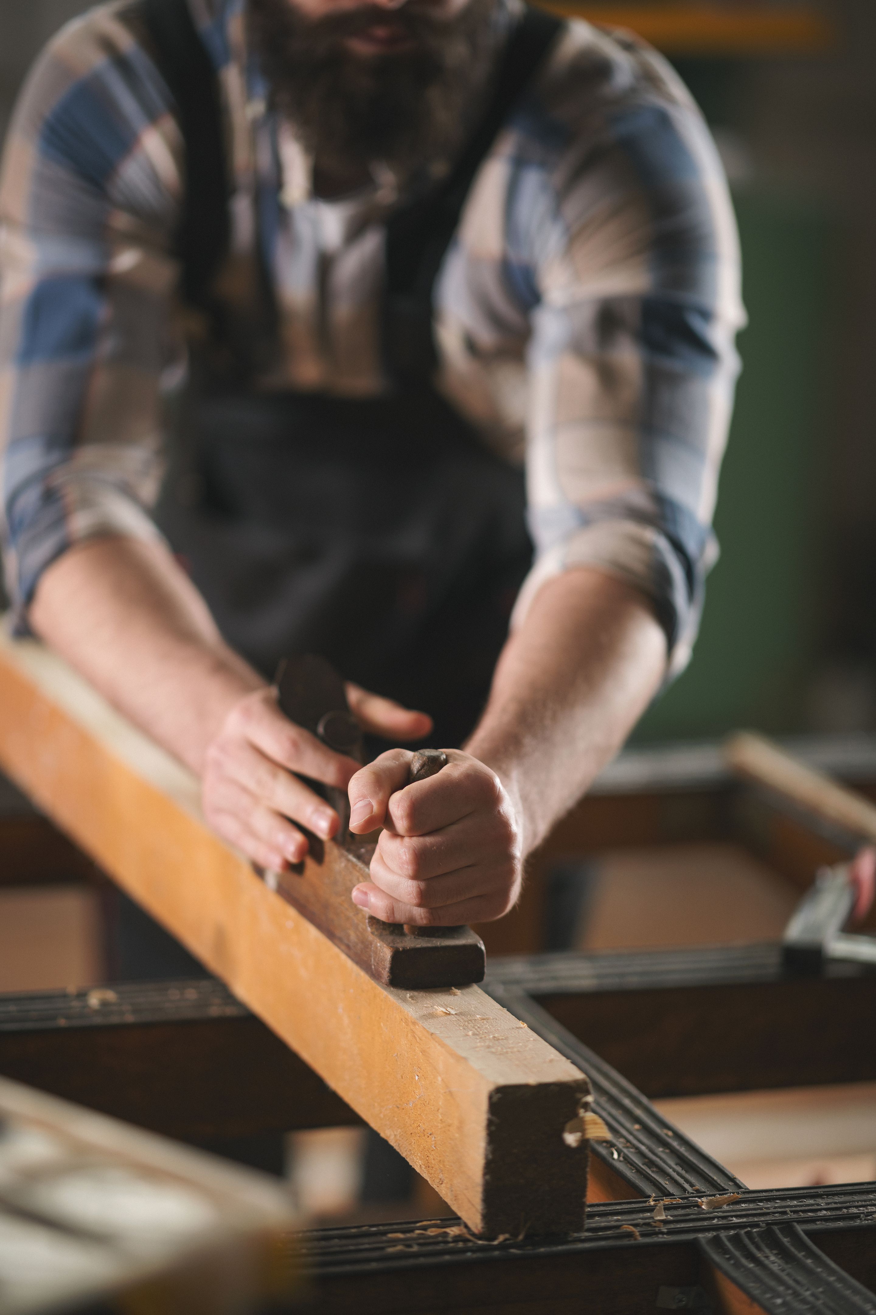 Jeune menuisier travaillant dans son atelier