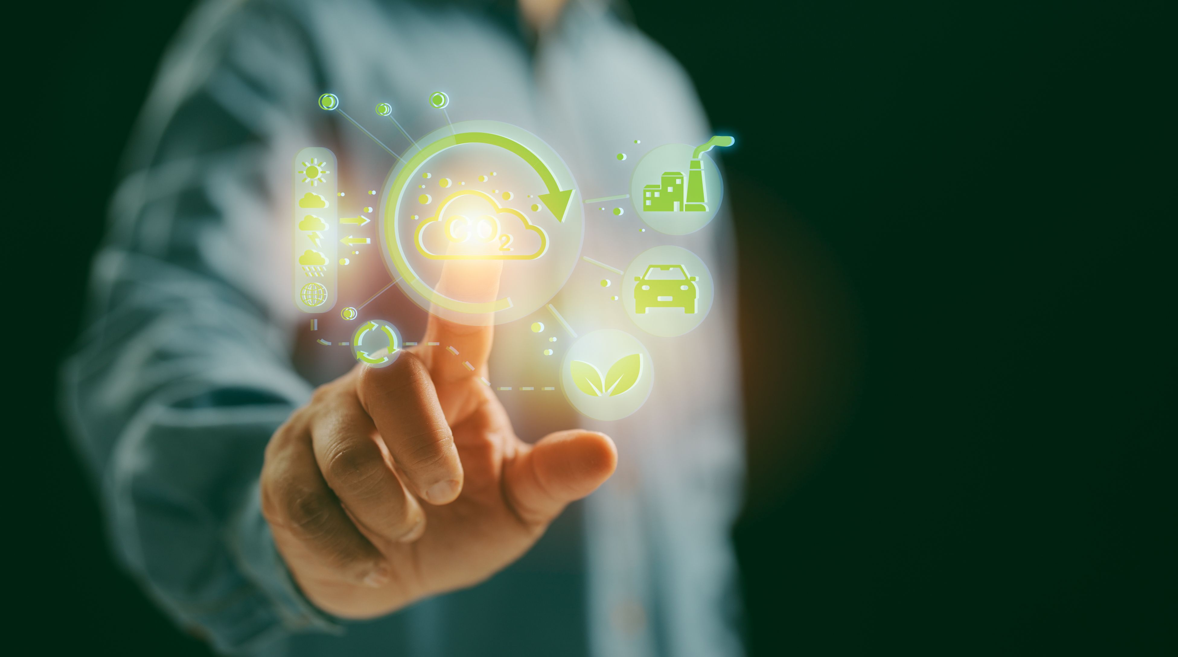 Una mano del hombre que muestra el globo terráqueo con el icono de reducción de CO2 con virtual y crédito de carbono para limitar el calentamiento global a partir del concepto de cambio climático. Mundo para disminuir las emisiones de dióxido de carbo