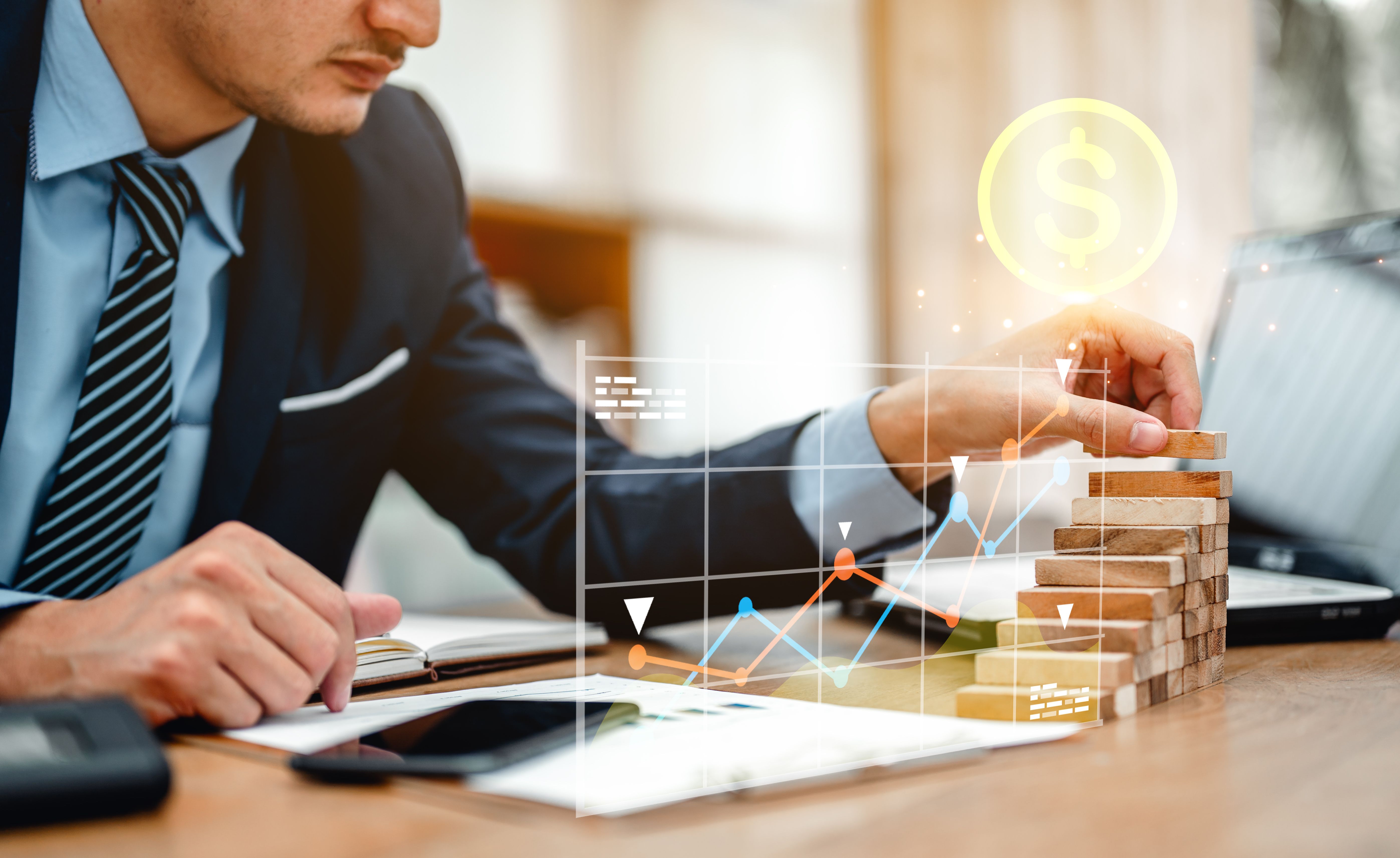 Los empresarios colocan o colocan bloques de madera en la torre en el lugar de trabajo. Negocios y comercio de acciones, inversión financiera, planificación financiera, plan y estrategia en conceptos de negocios.