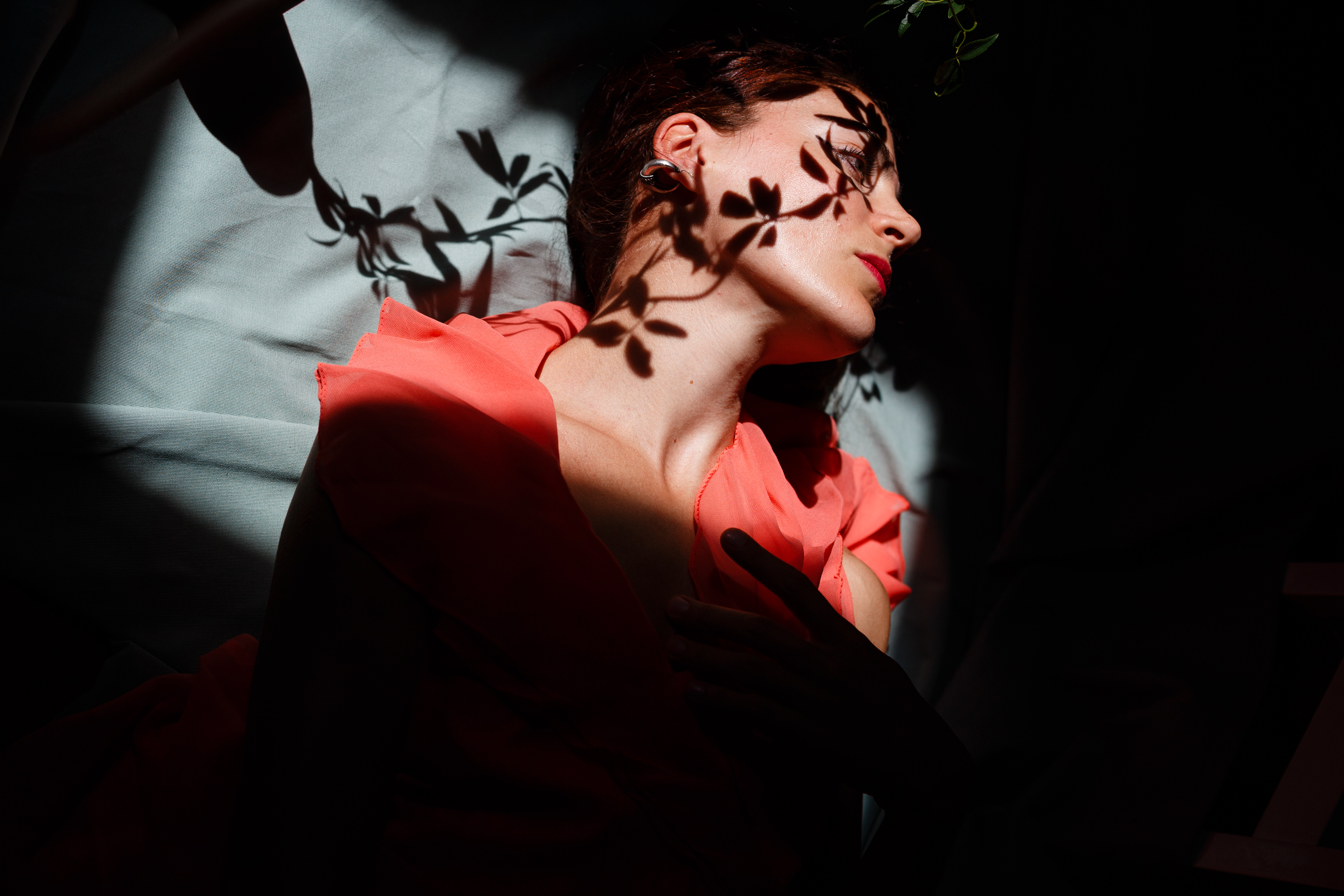 Close-up de mulher olhando para longe enquanto estava contra a parede na câmara escura