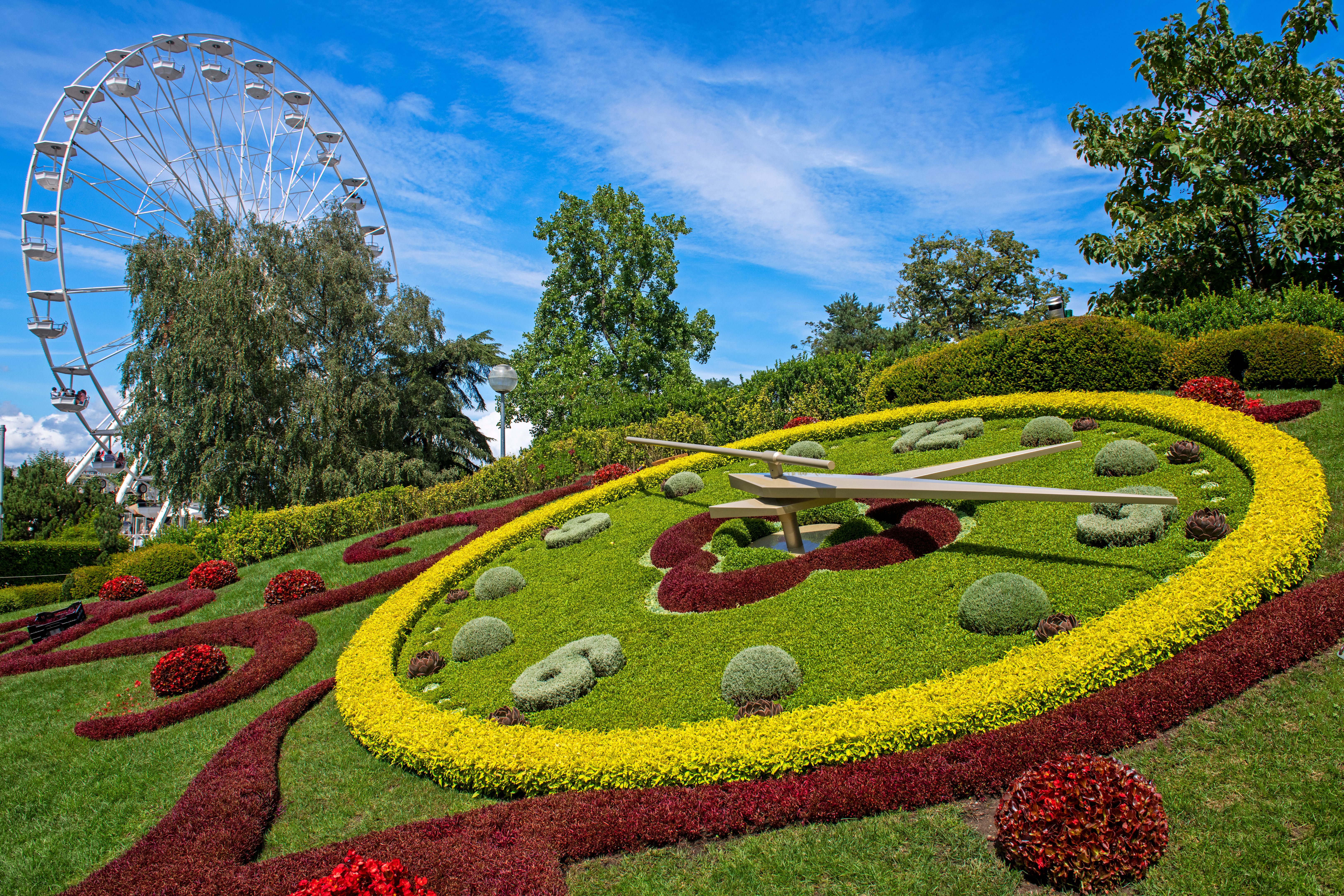 L’horloge de fleur dans Geneve, avec la grande roue en arrière-plan, Suisse