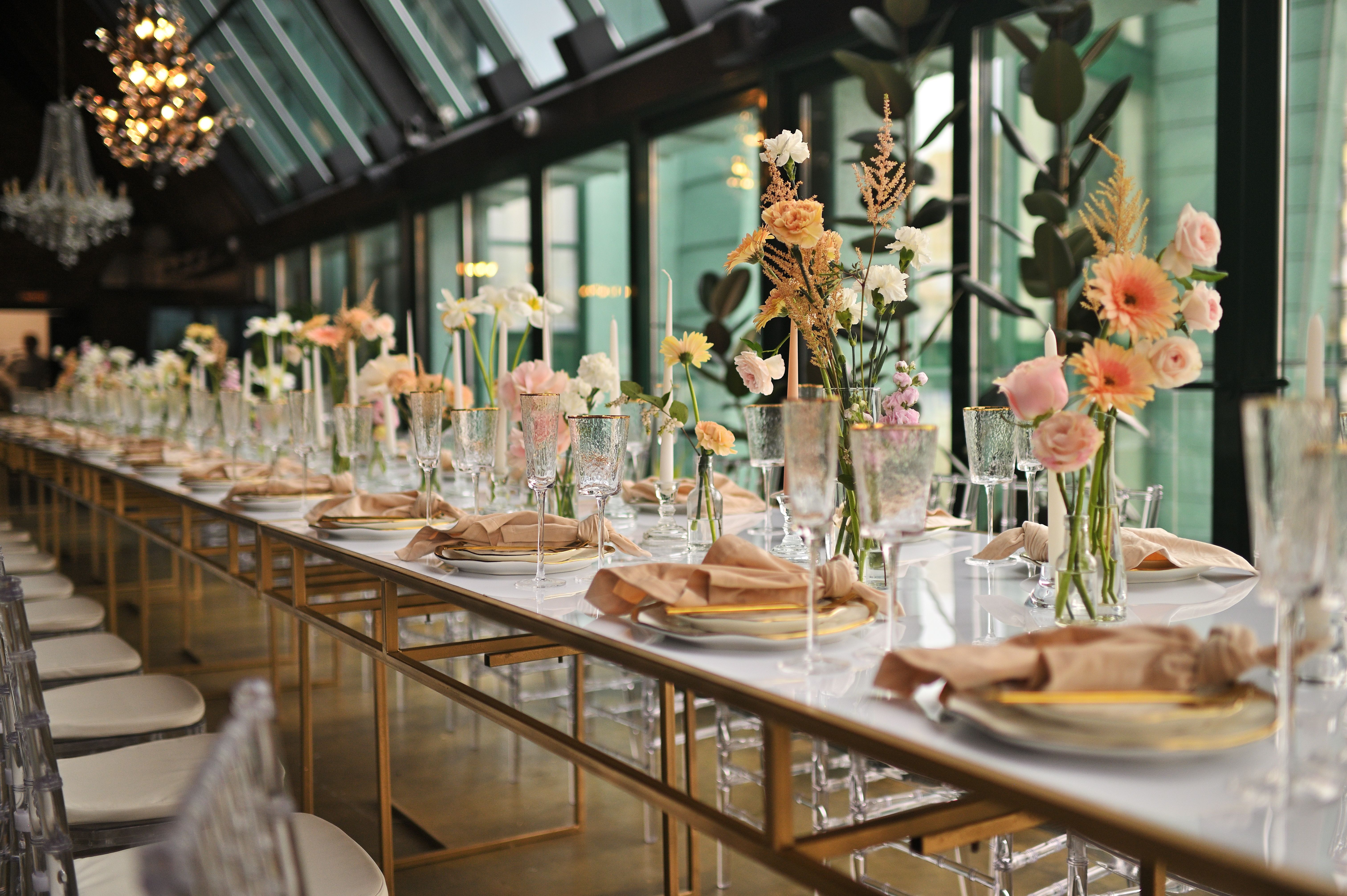 beautiful elegant decor of flowers and elegant serving on the wedding table.
