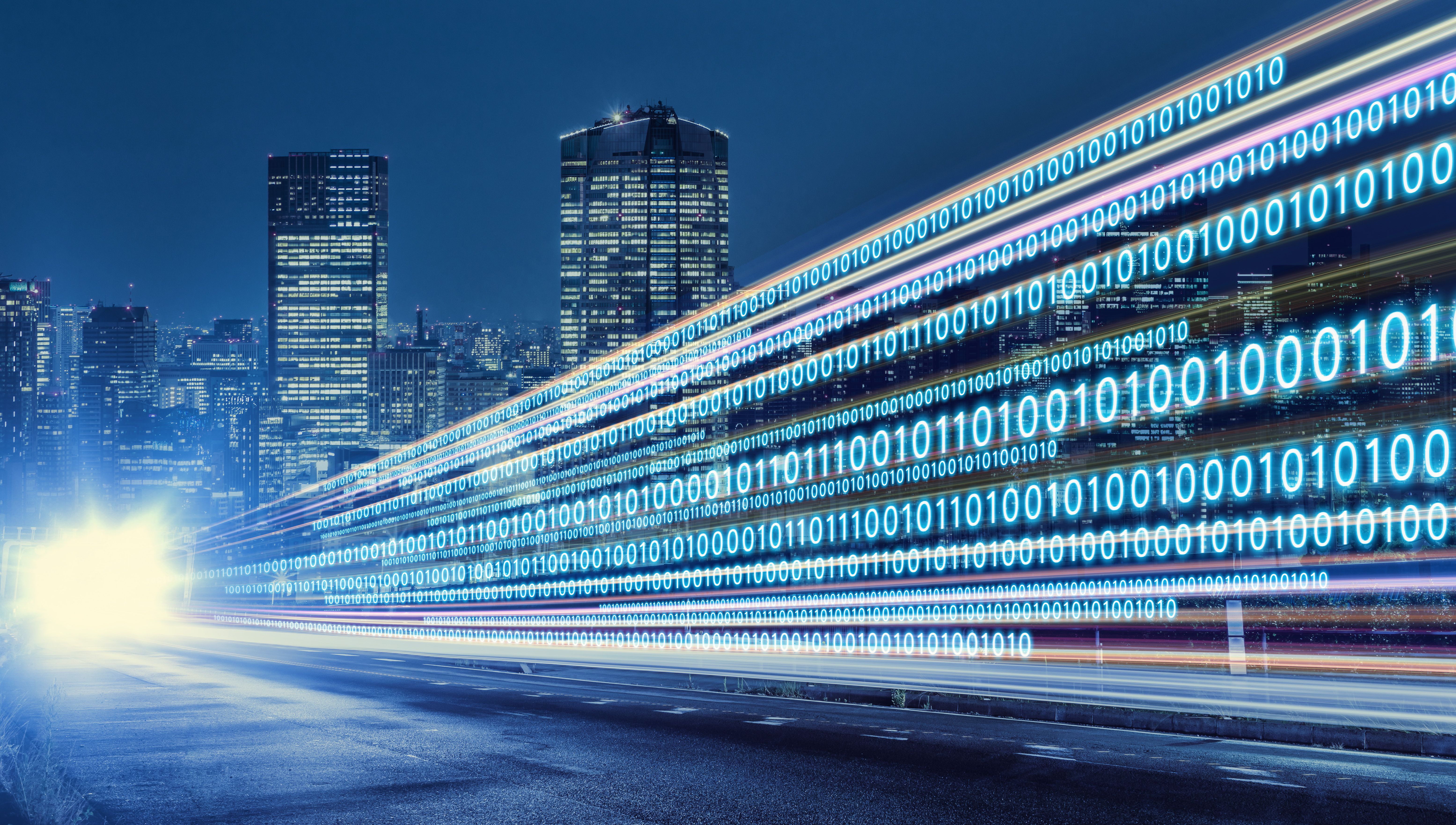 Digitale Signale über die Autobahn fliegen. Digitale Transformation. Internet der Dinge.