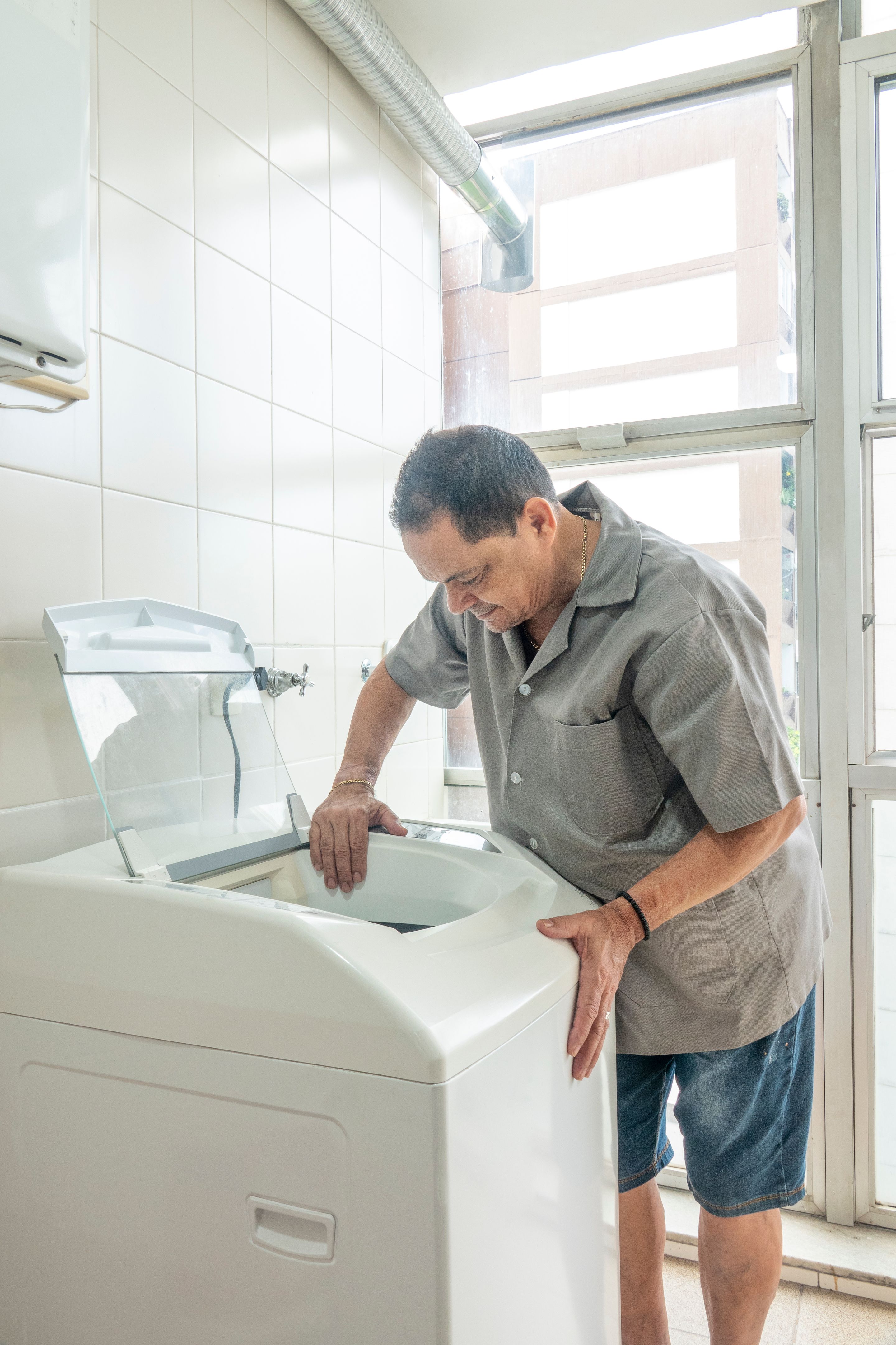 tecnico reparando lavadora