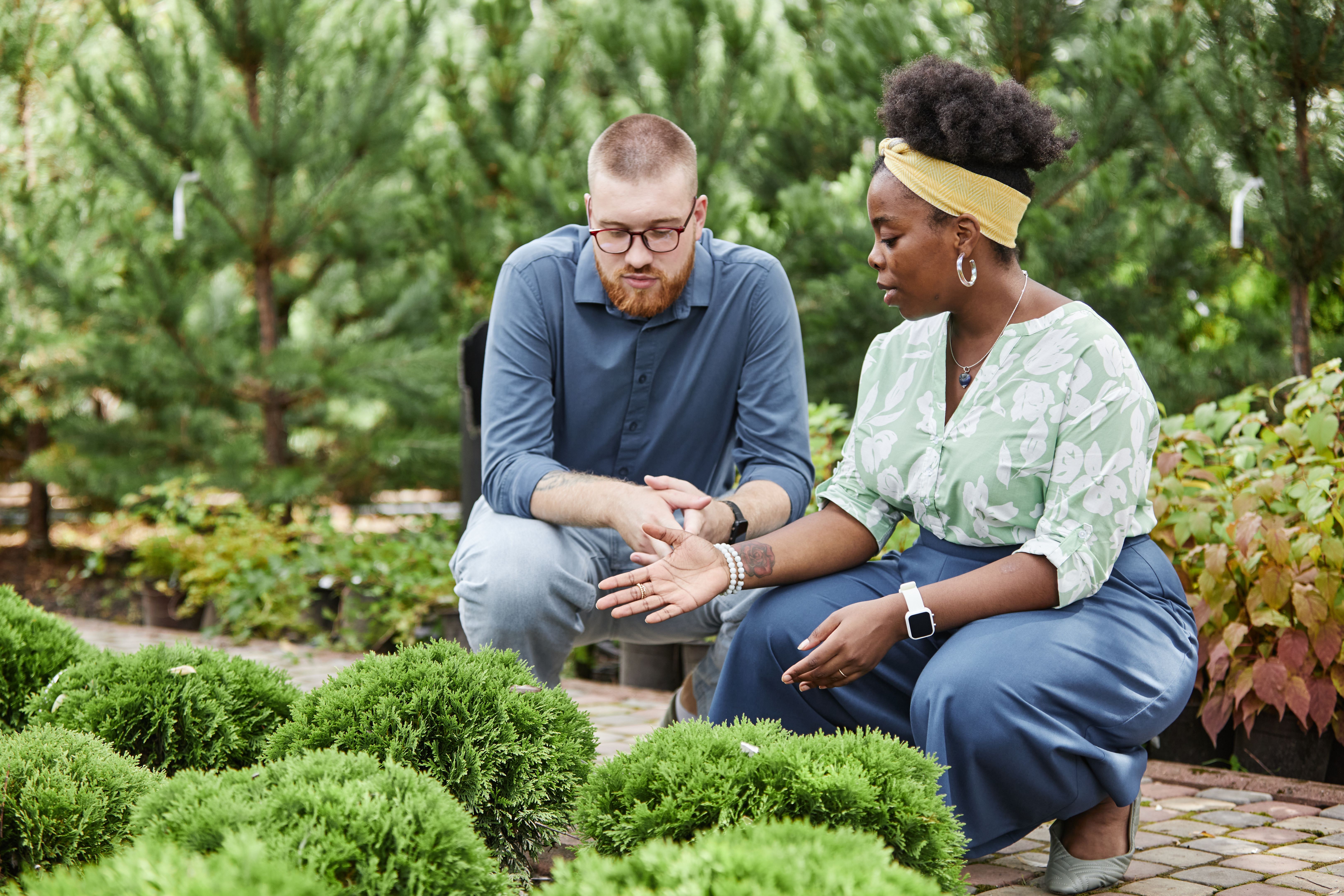 customer talking with gardener
