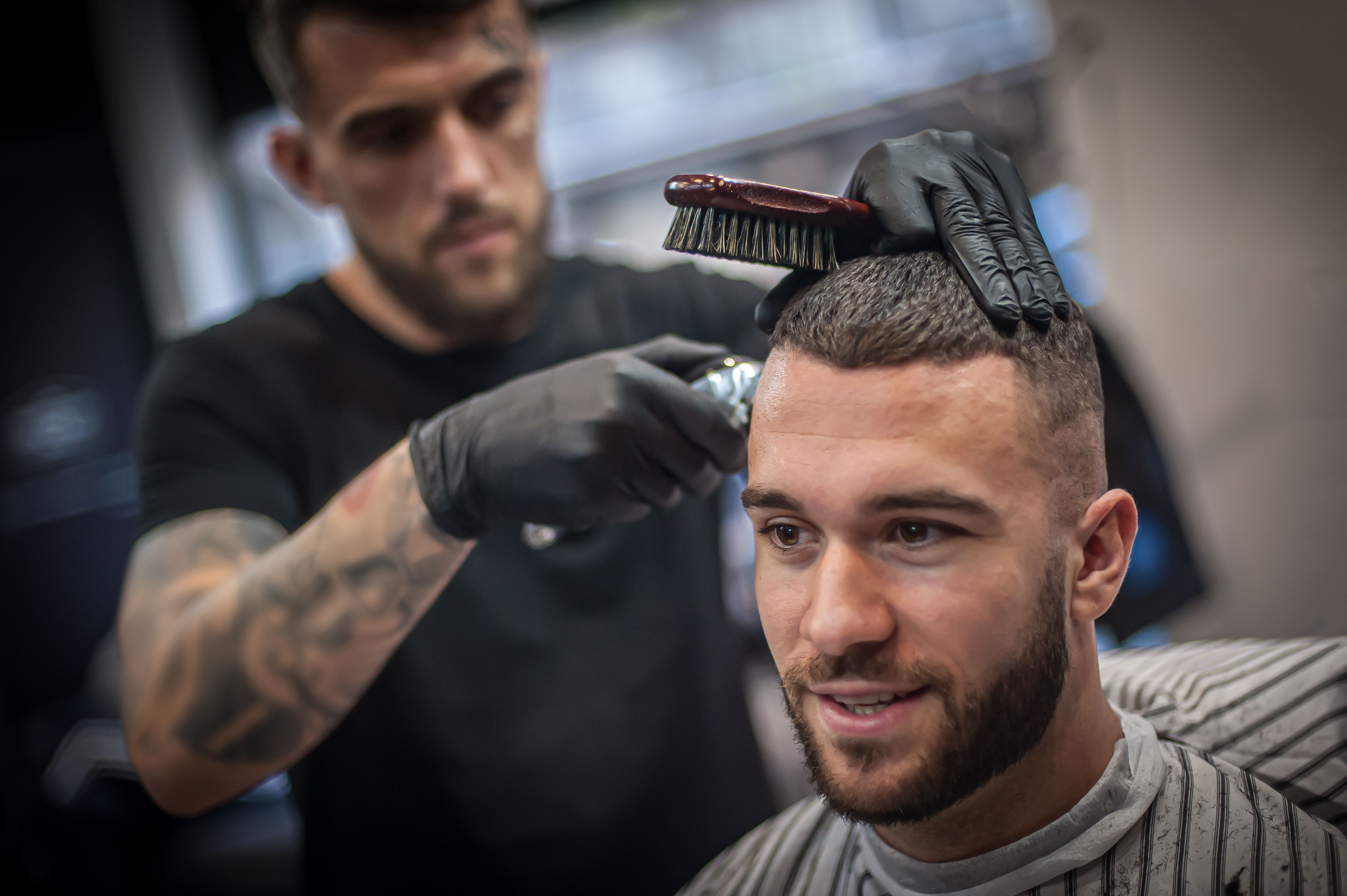 barber blending hair