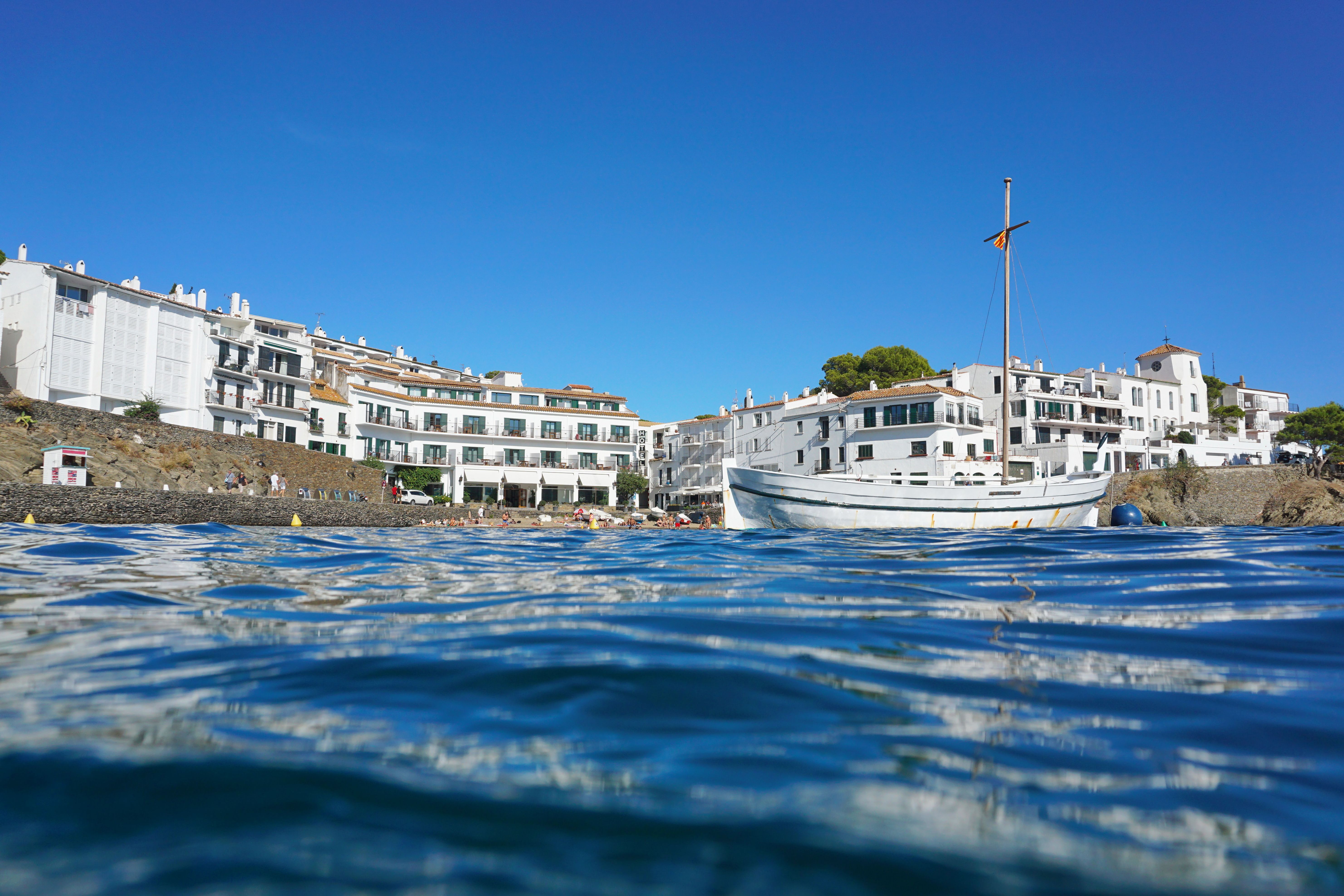 La costa del pueblo costero de Cadaques España