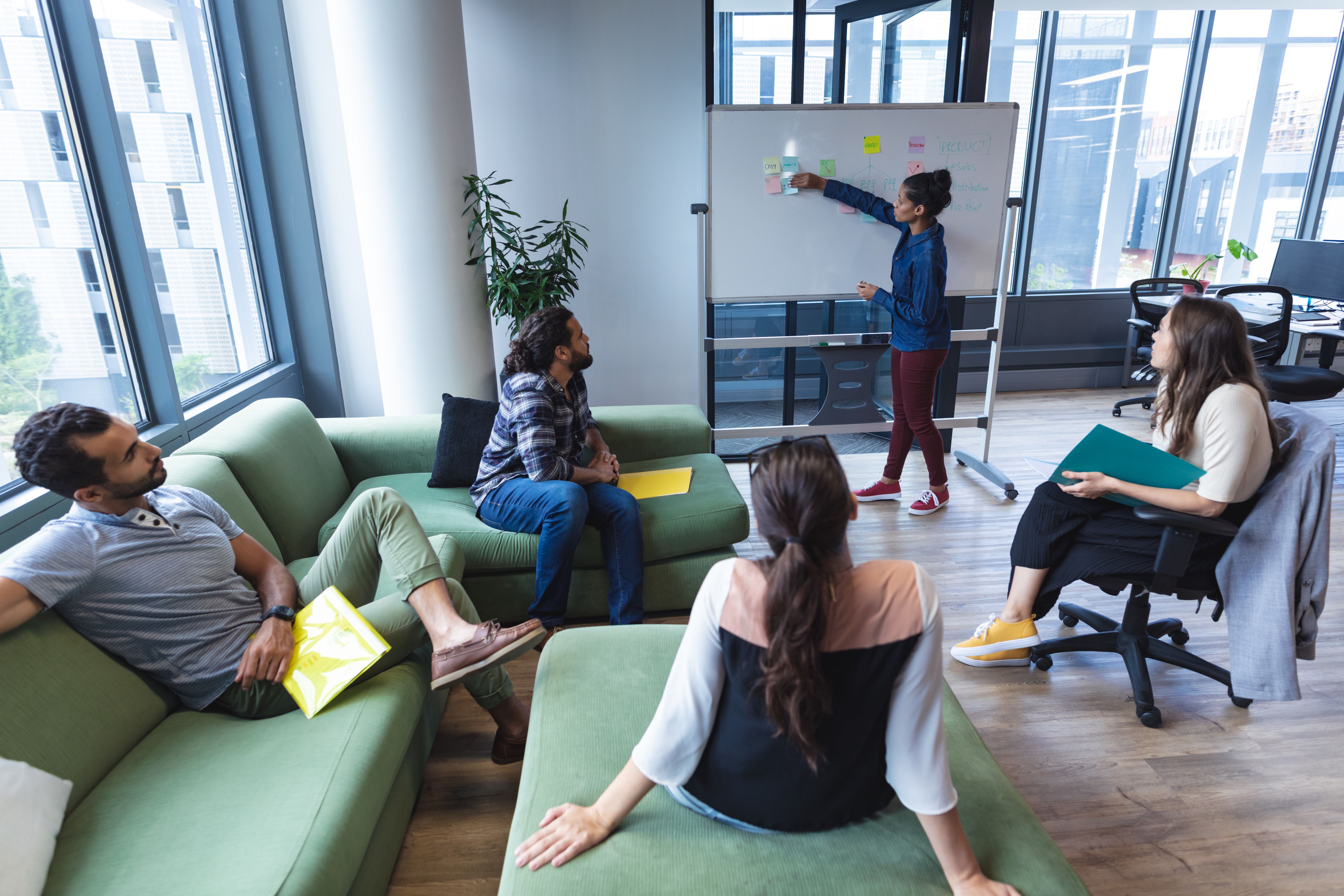 Grupo diverso de colegas creativos que discuten el trabajo en la reunión