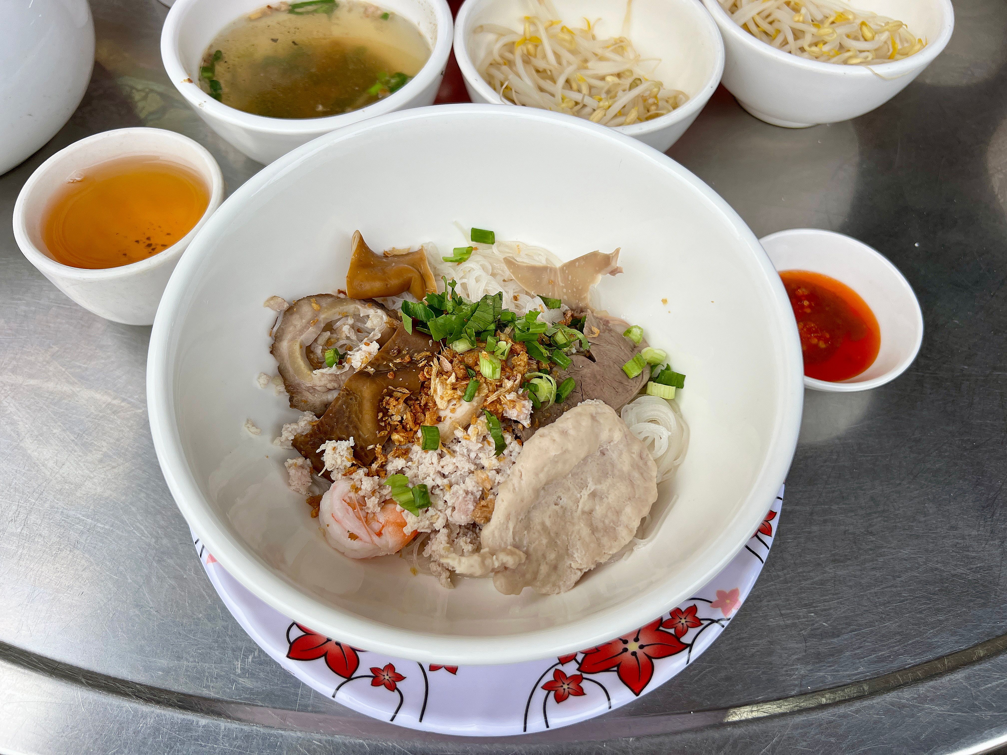 Dry rice vermicelli with shrimp, sliced pork, and pork offal
