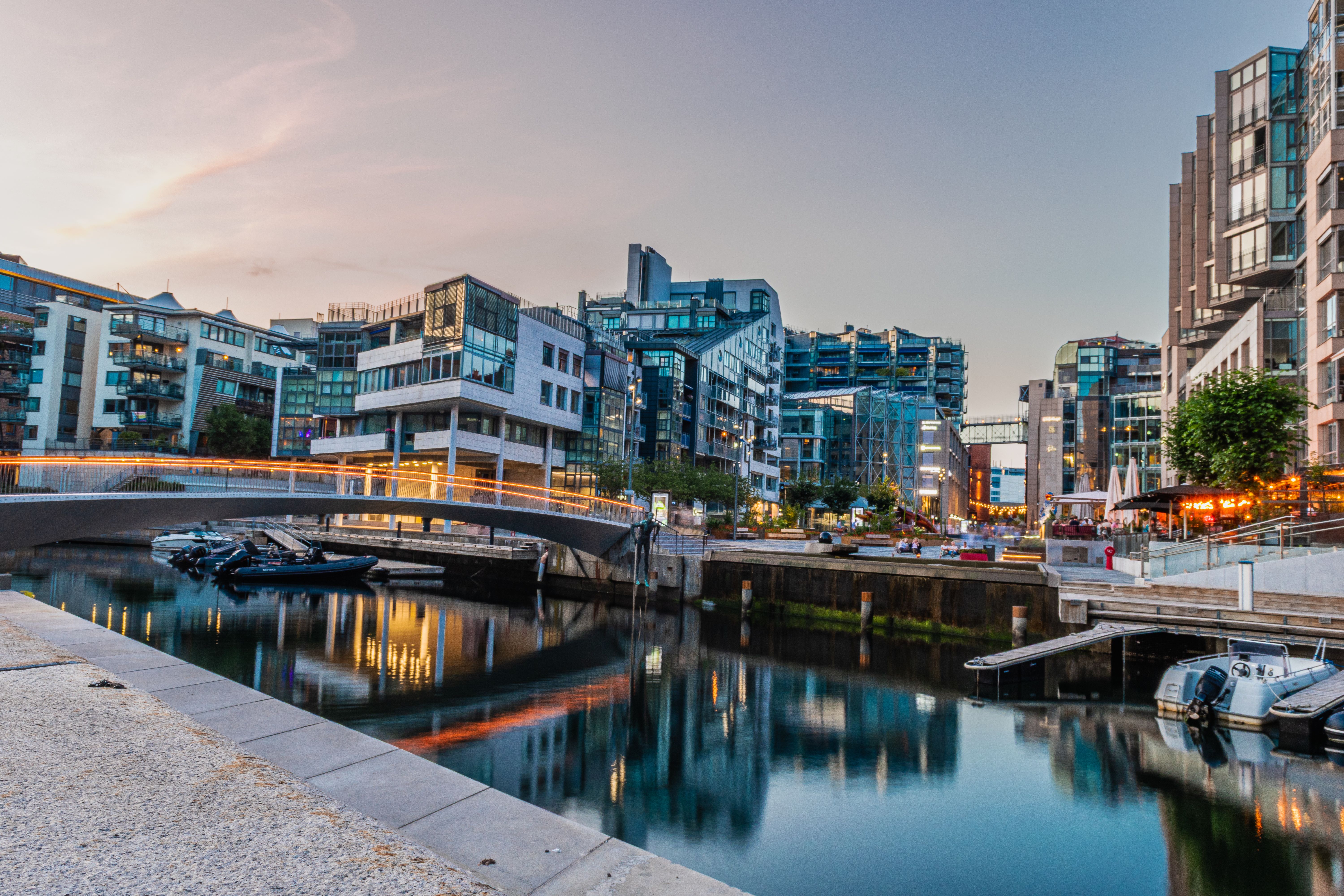 Evening at the port of Oslo, among canals, modern architecture and delicious restaurants