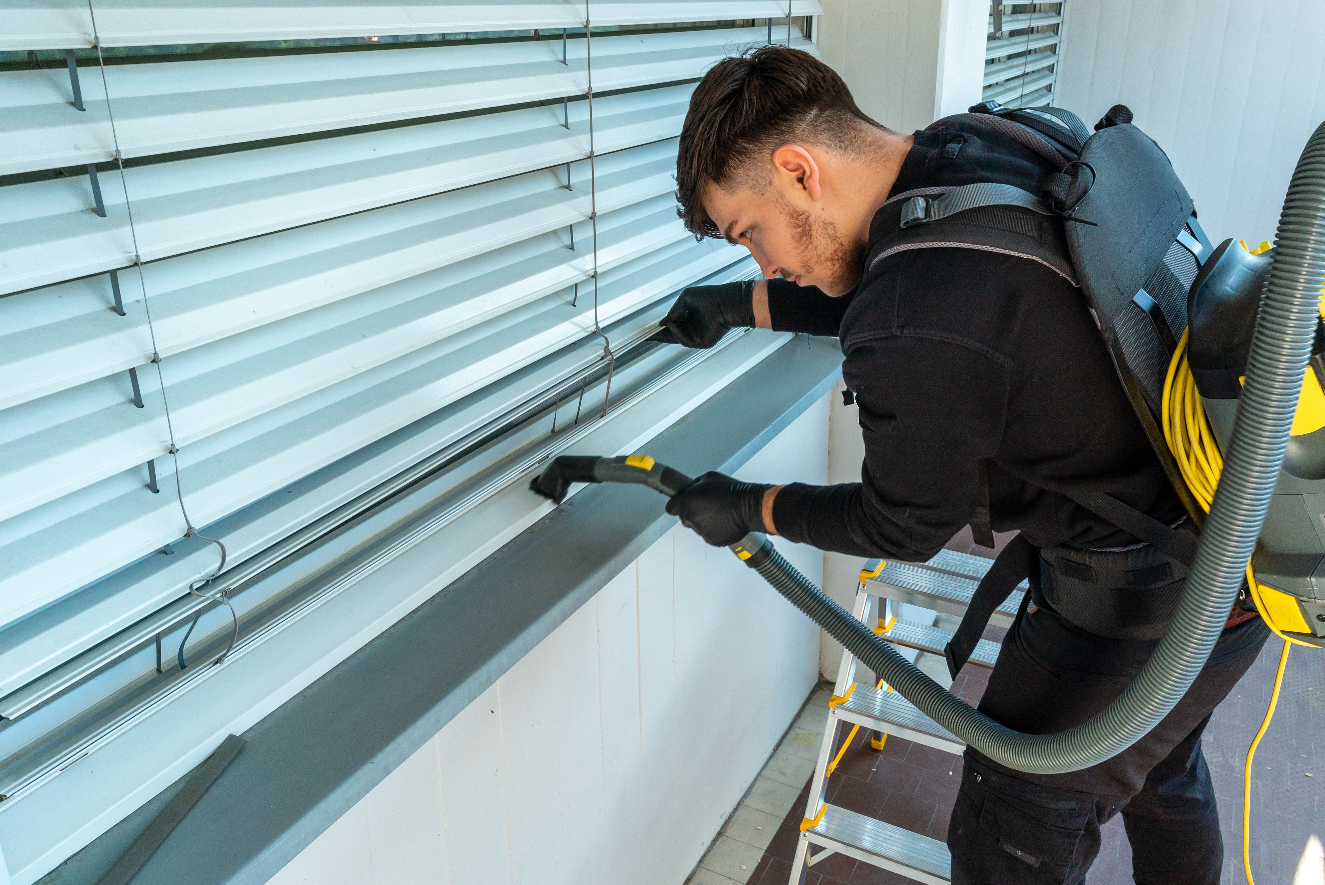 nettoyage à vide professionnel des stores de fenêtre sur un balcon d’appartement