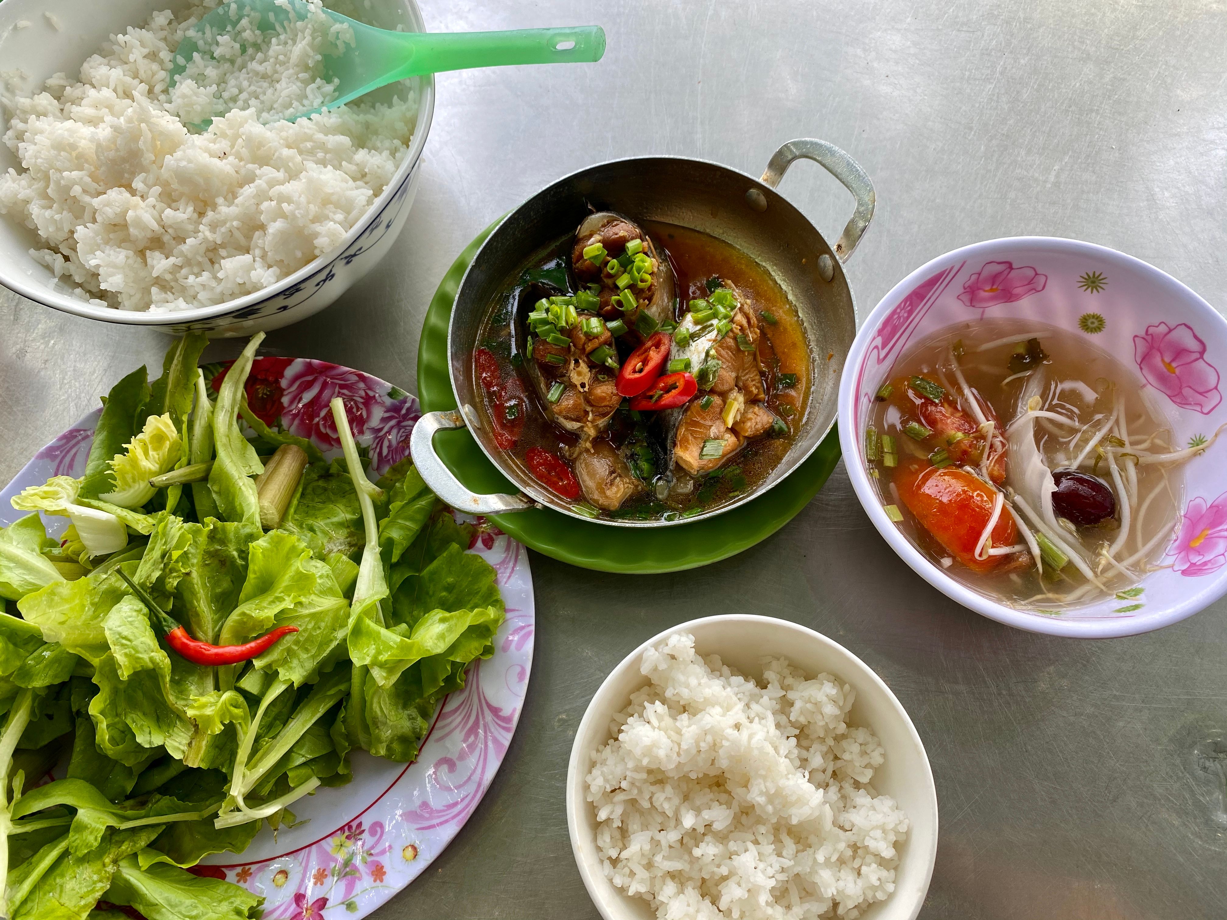 &nbsp;A humble Vietnamese home-cooked meal with rice, braised fish, soup, and vegetables.