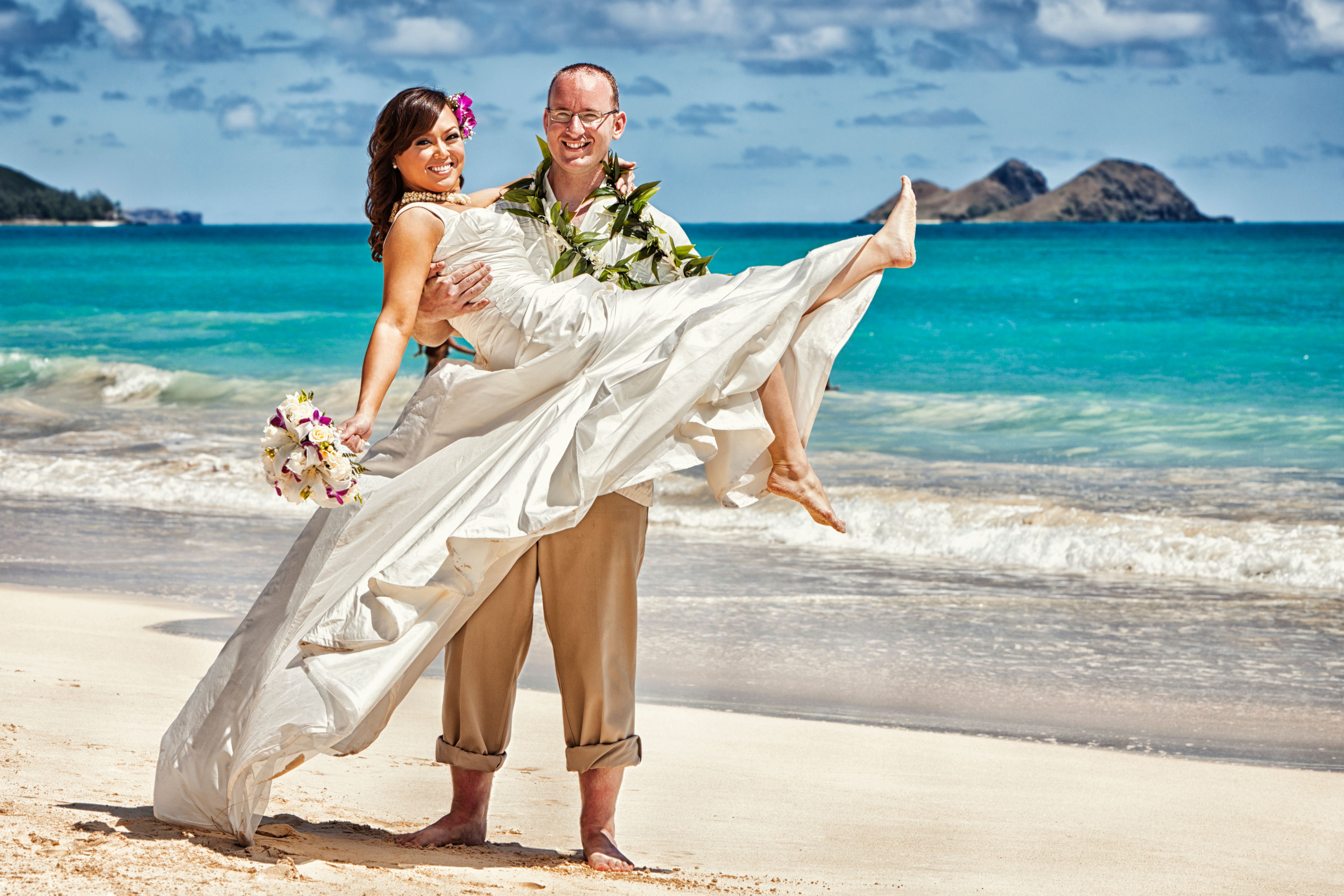 Young Couple Just Married in Hawaii Young Couple Just Married in Hawaii