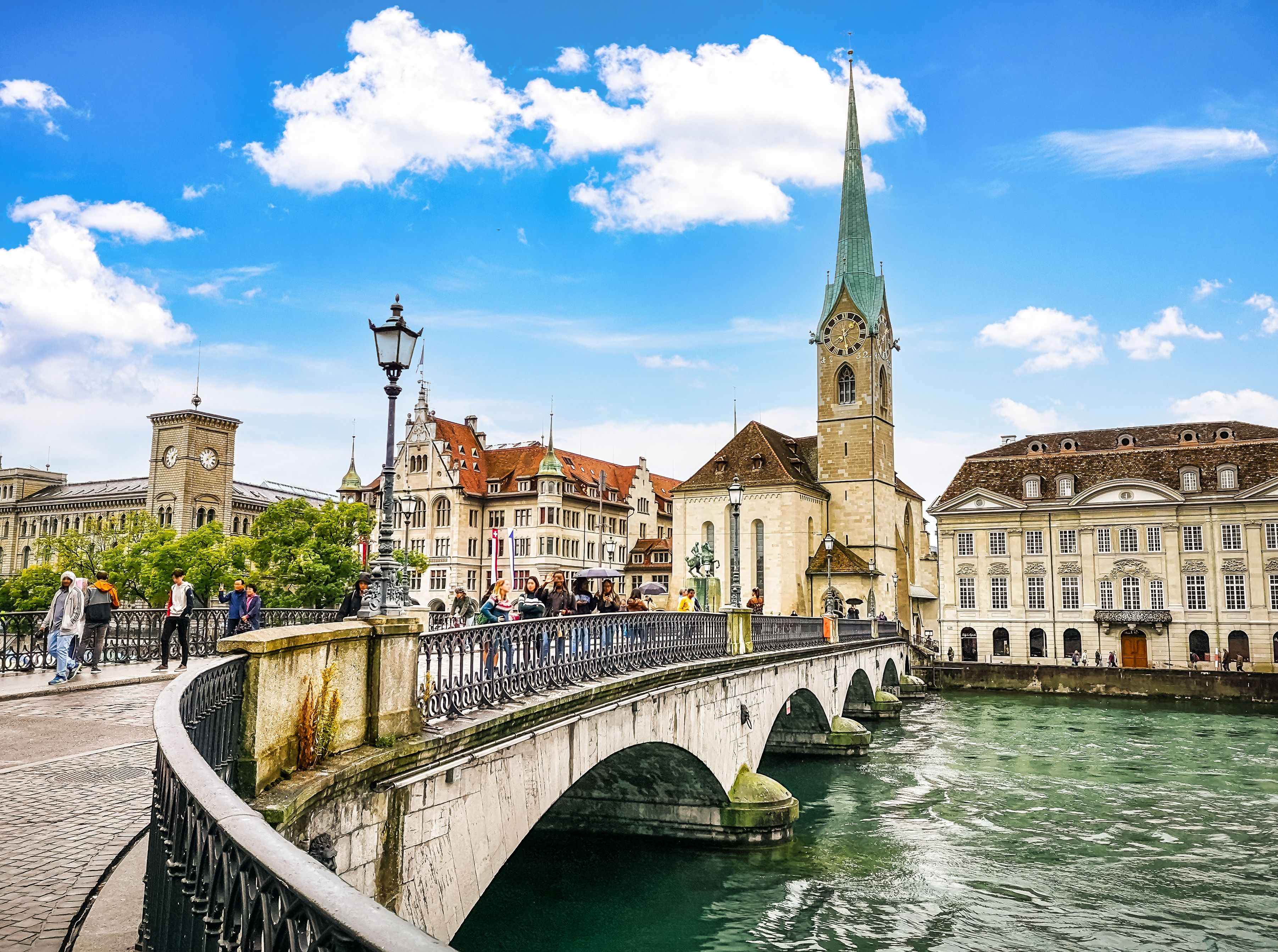 Zürich, Schweiz.  Fraumünsterkirche, an der Limmat.