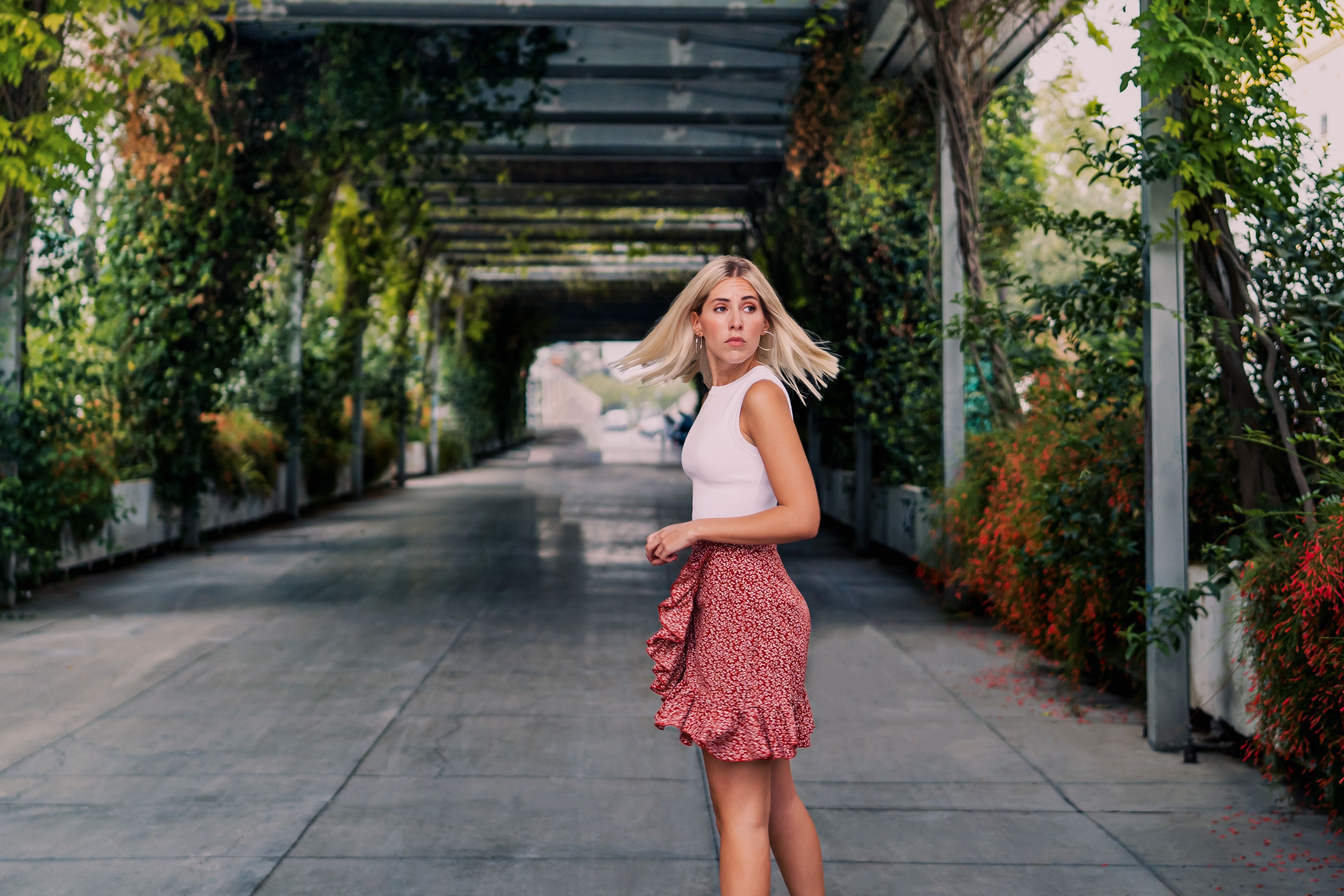A blonde girl walking who suddenly turns around. Profile view.