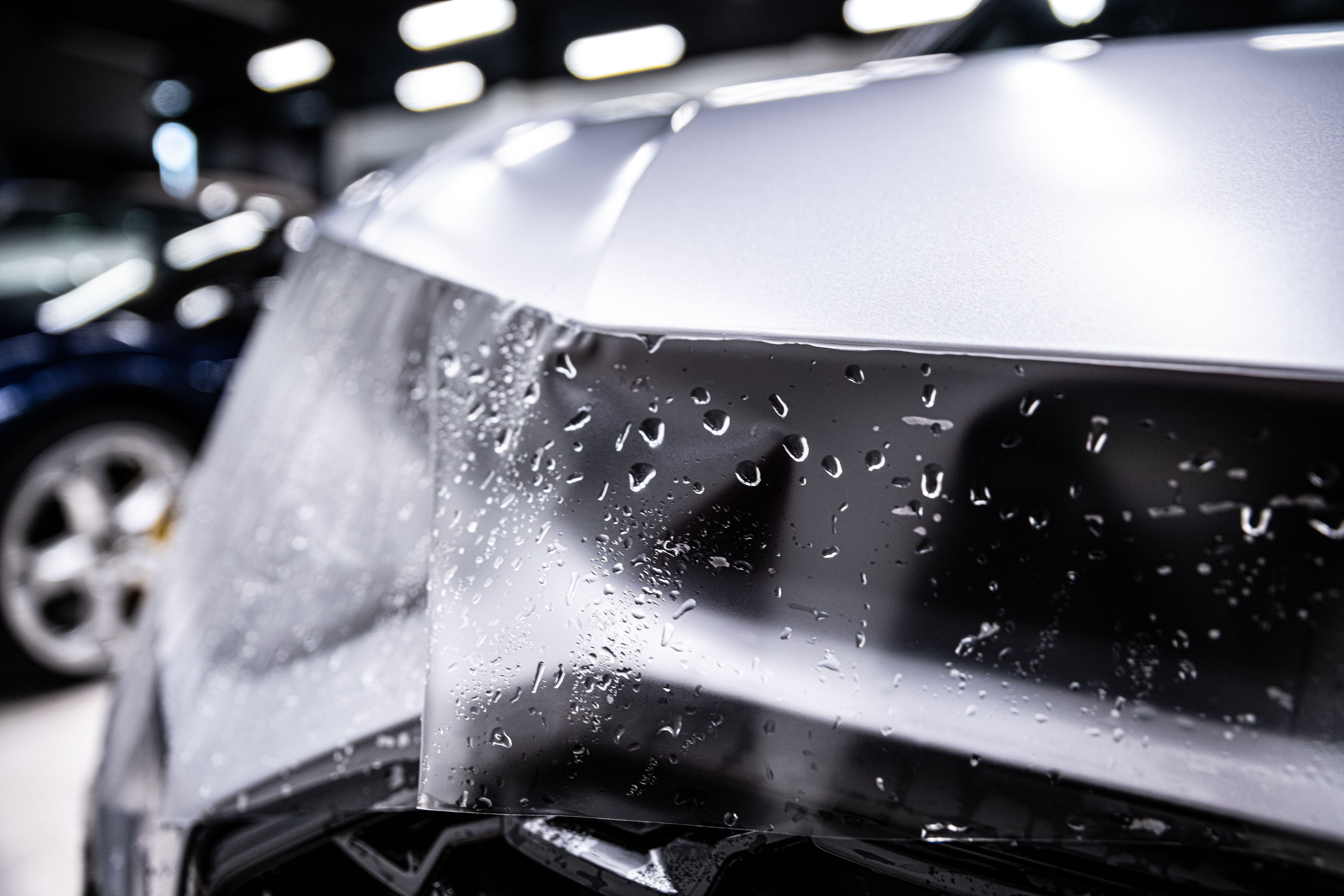 Protection of hood and front of the car with a colorless ppf protective film.