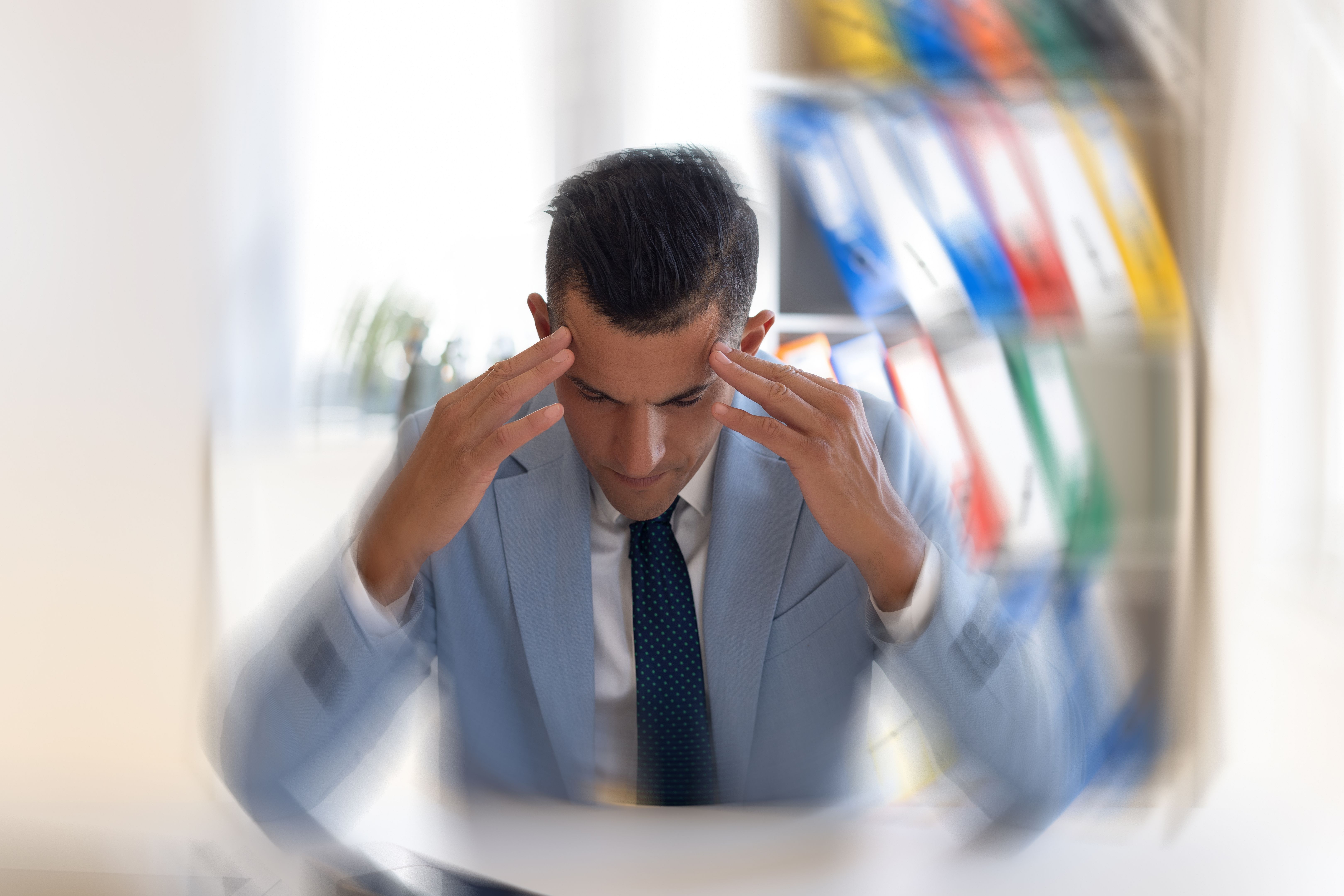 耳鳴是一種無外在聲源卻持續聽見聲音的現象,可能是嗡嗡聲、嘶嘶聲或高頻鳴響。 耳鳴是一種無外在聲源卻持續聽見聲音的現象,可能是嗡嗡聲、嘶嘶聲或高頻鳴響。