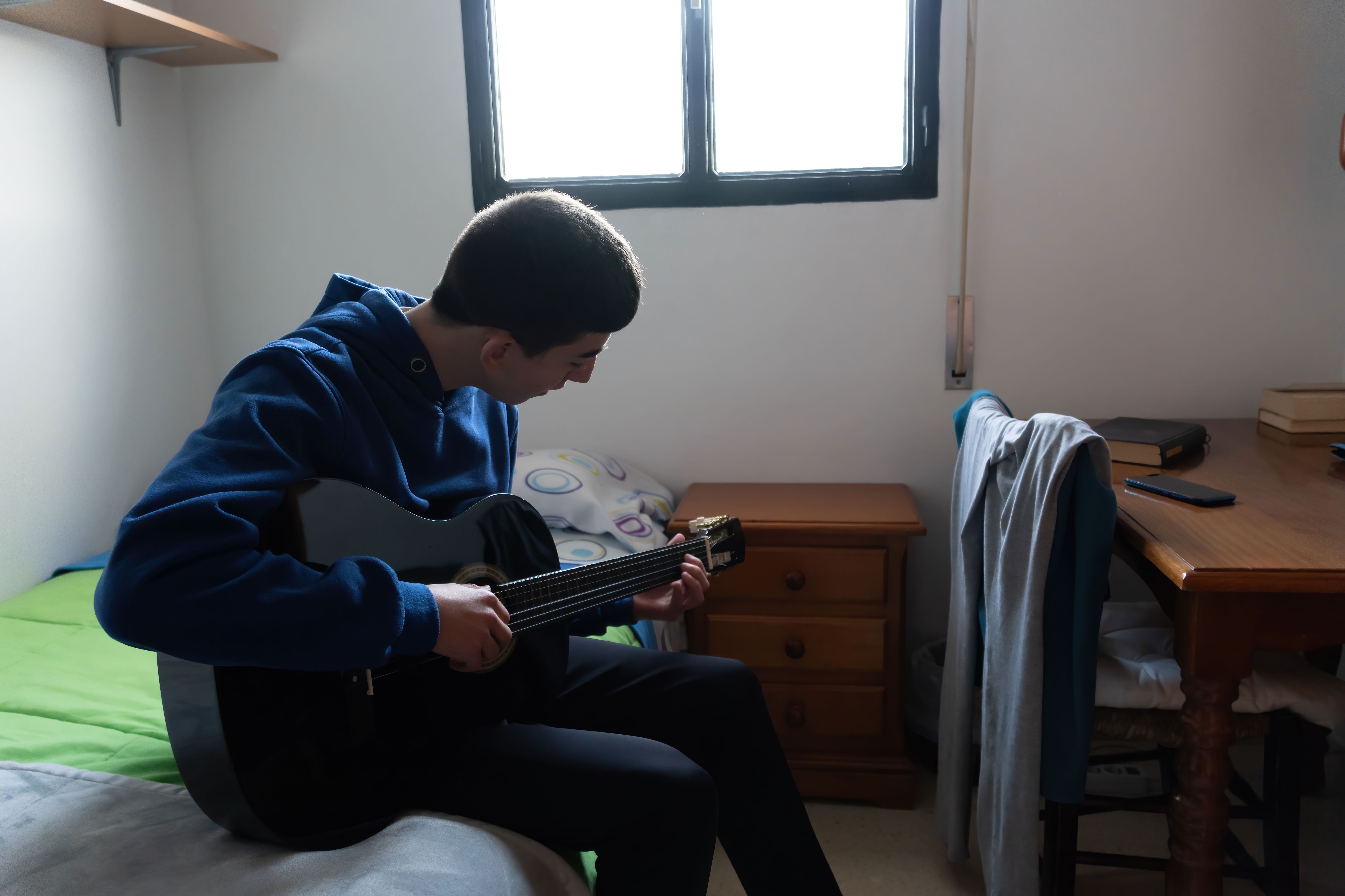 practicando guitarra
