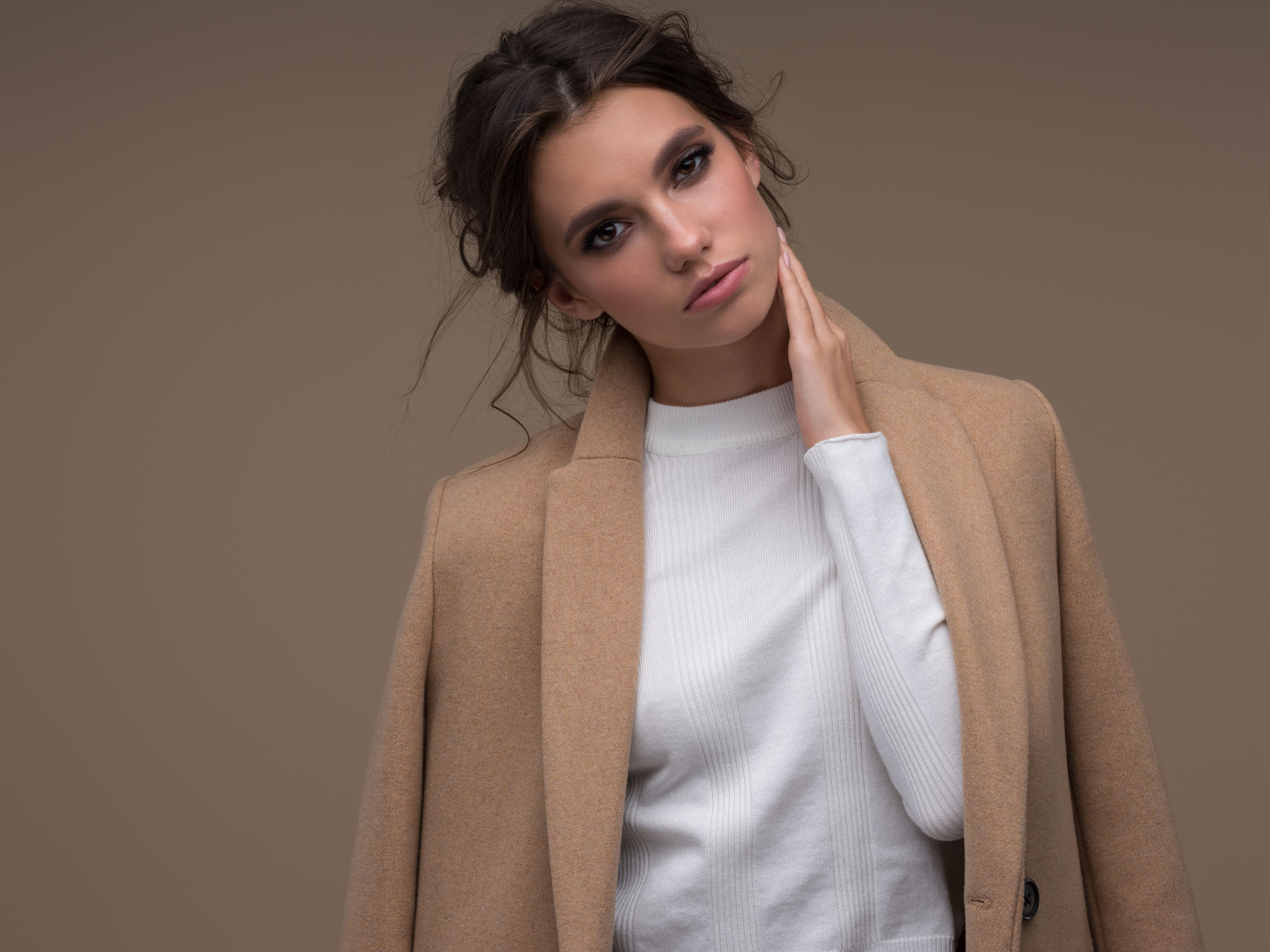 Elegant and Poised: Modern Fashion Portrait of a Confident Woman