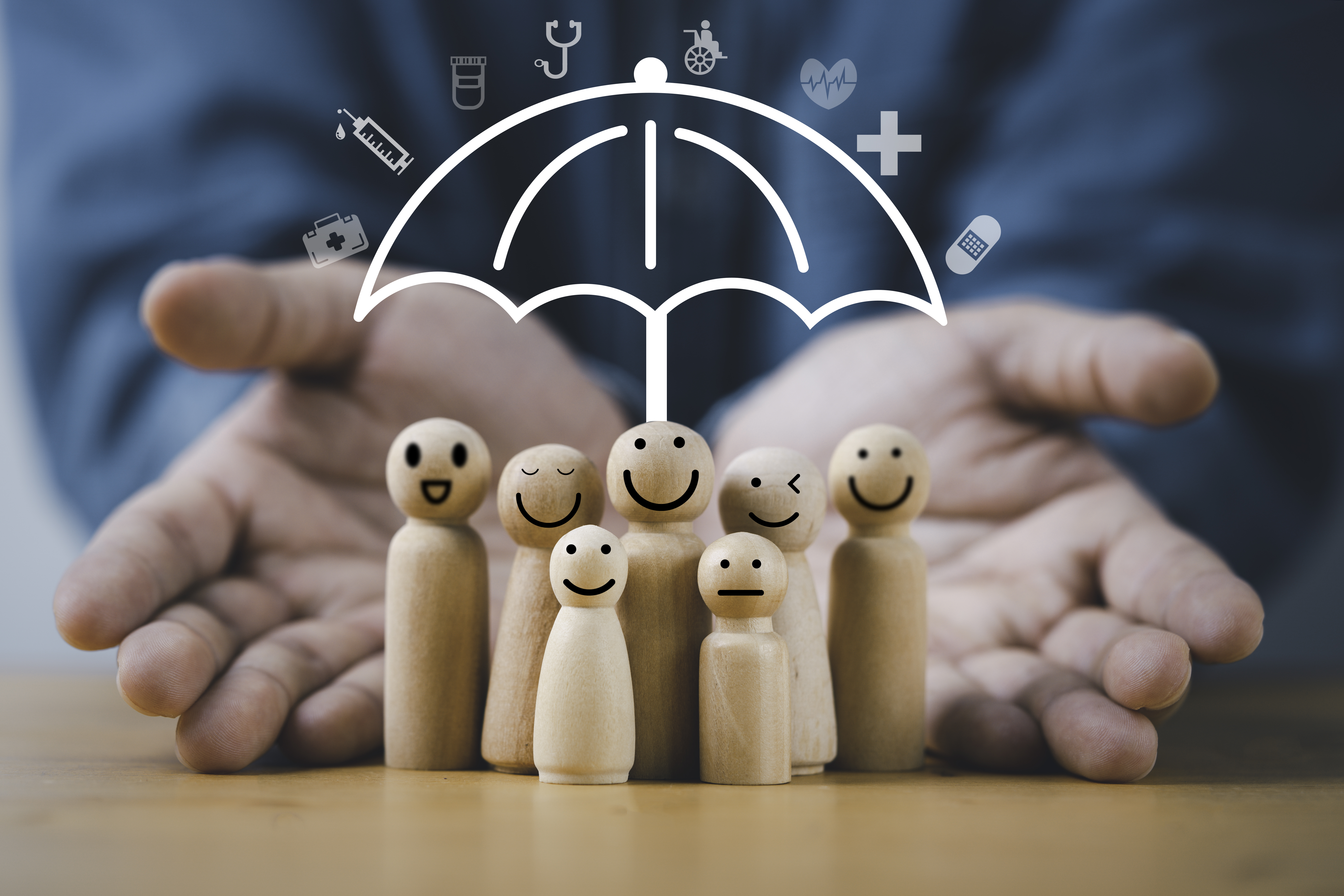 Acto de entrega de mano de hombre de negocios con figura de madera de sonrisa y paraguas virtual para el concepto de seguro y aseguramiento de salud.