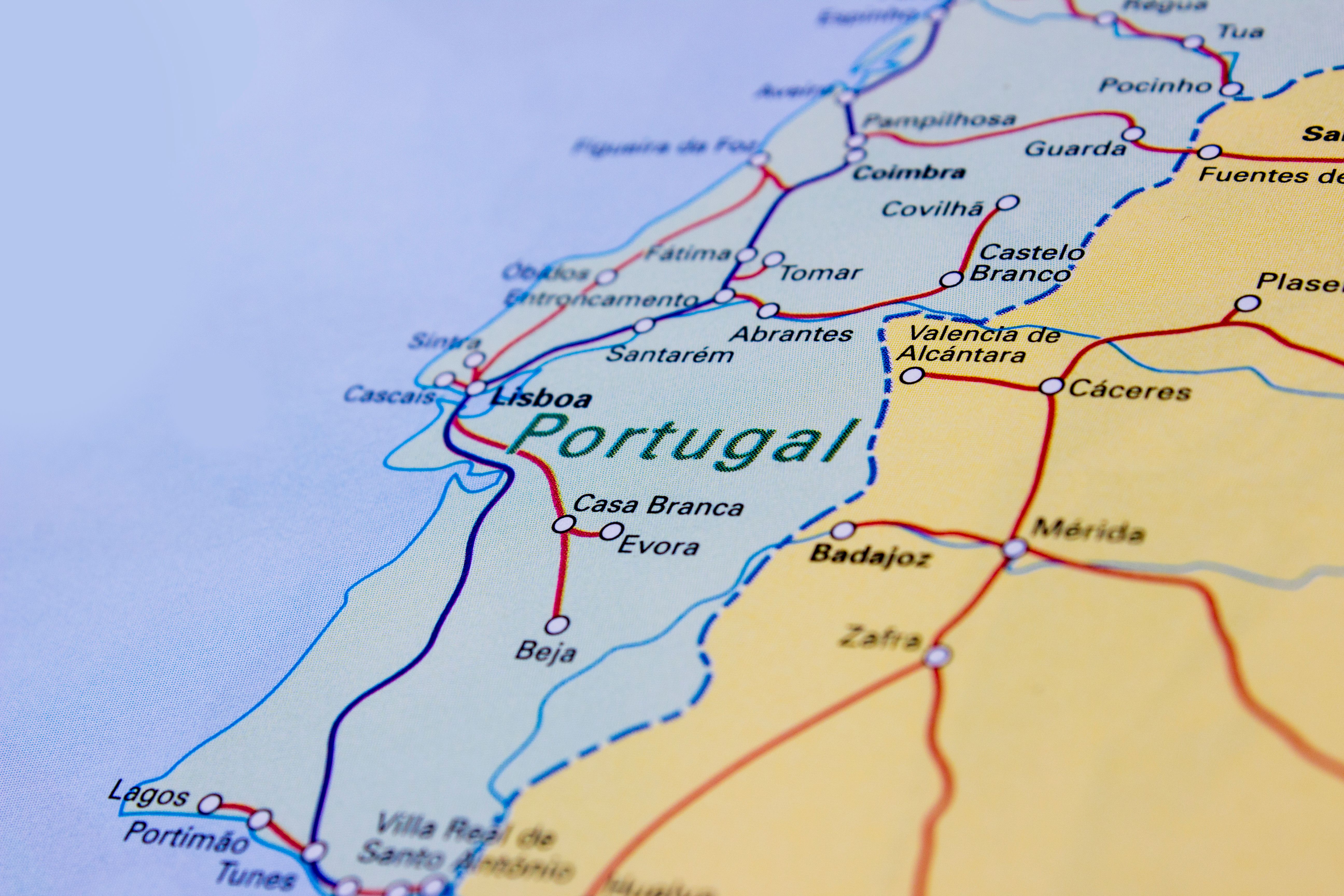 Regional and high-speed railroad tracks map of Portugal