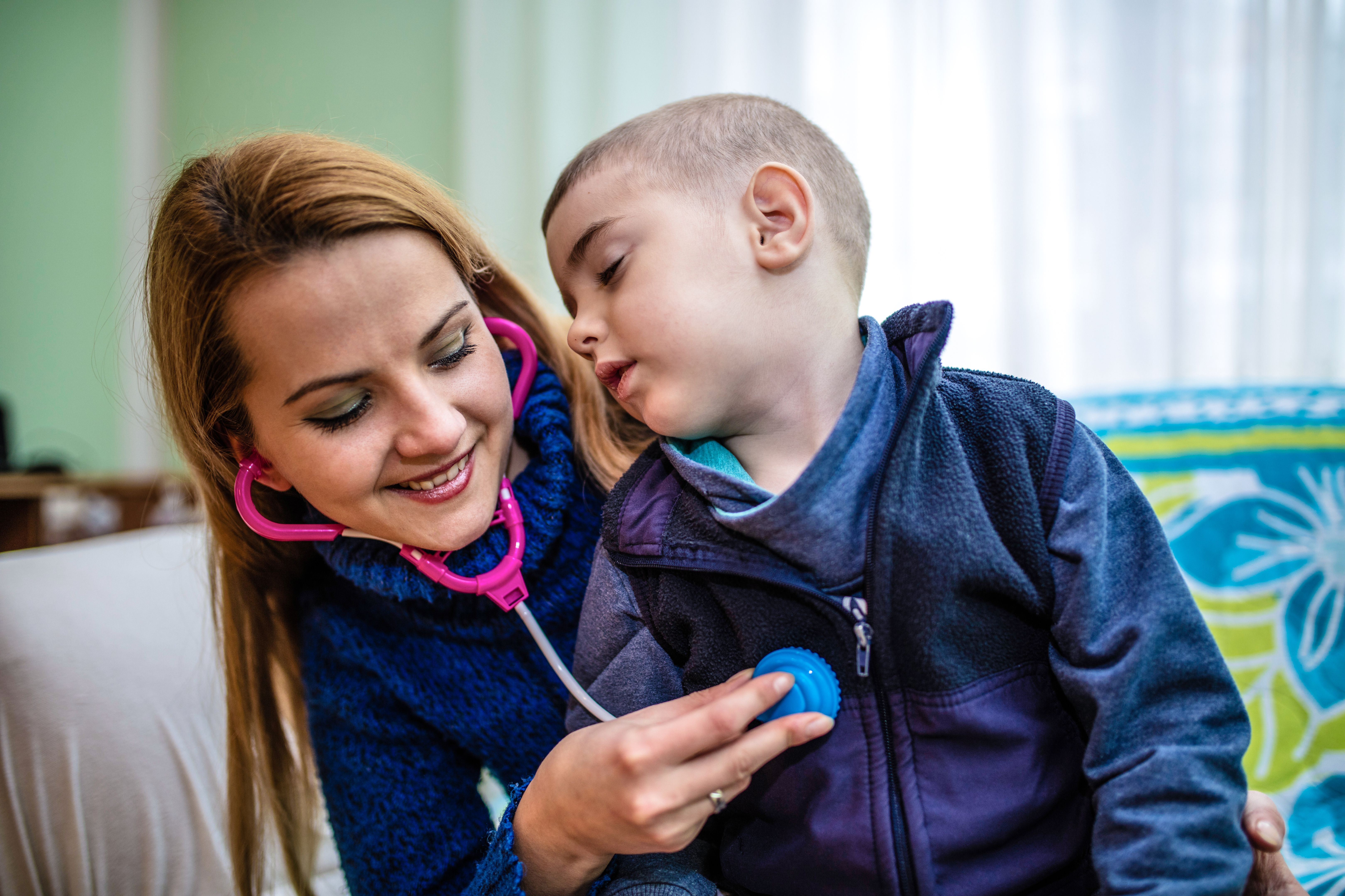 Madre e hijo jugando como médico en casa