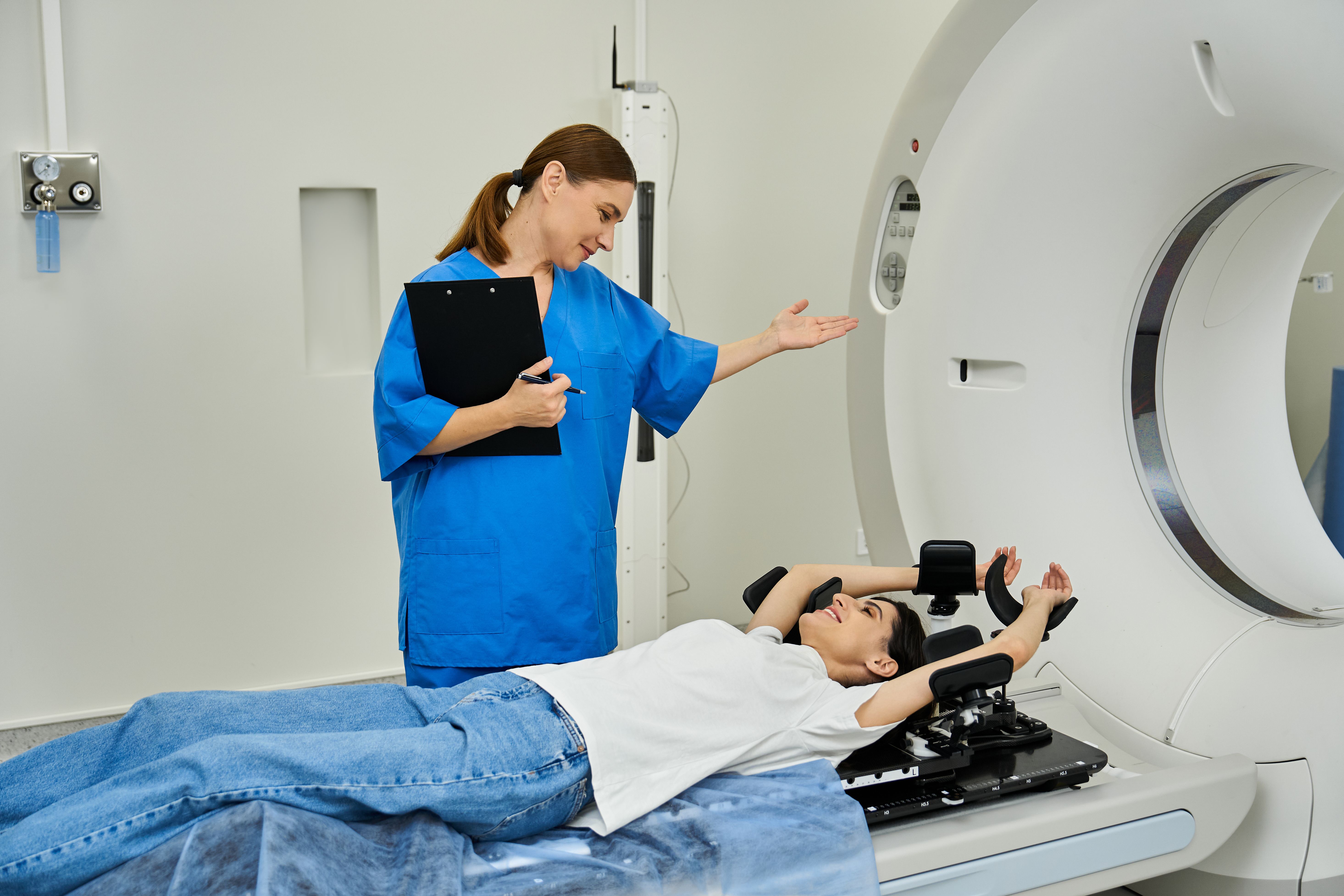 Radióloga de León Scanner guiando al paciente durante el procedimiento de resonancia magnética.